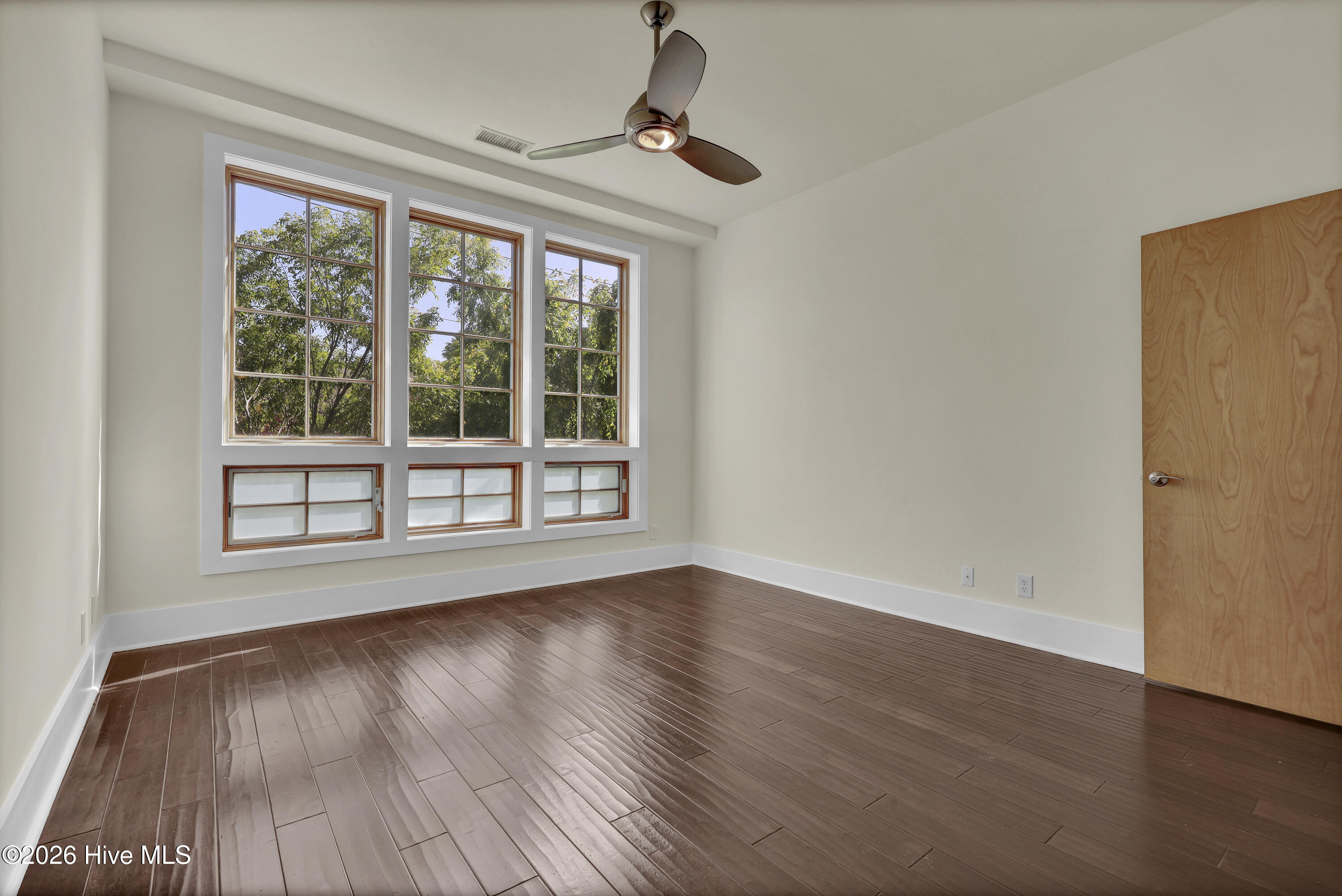 100566335 | Photo 15