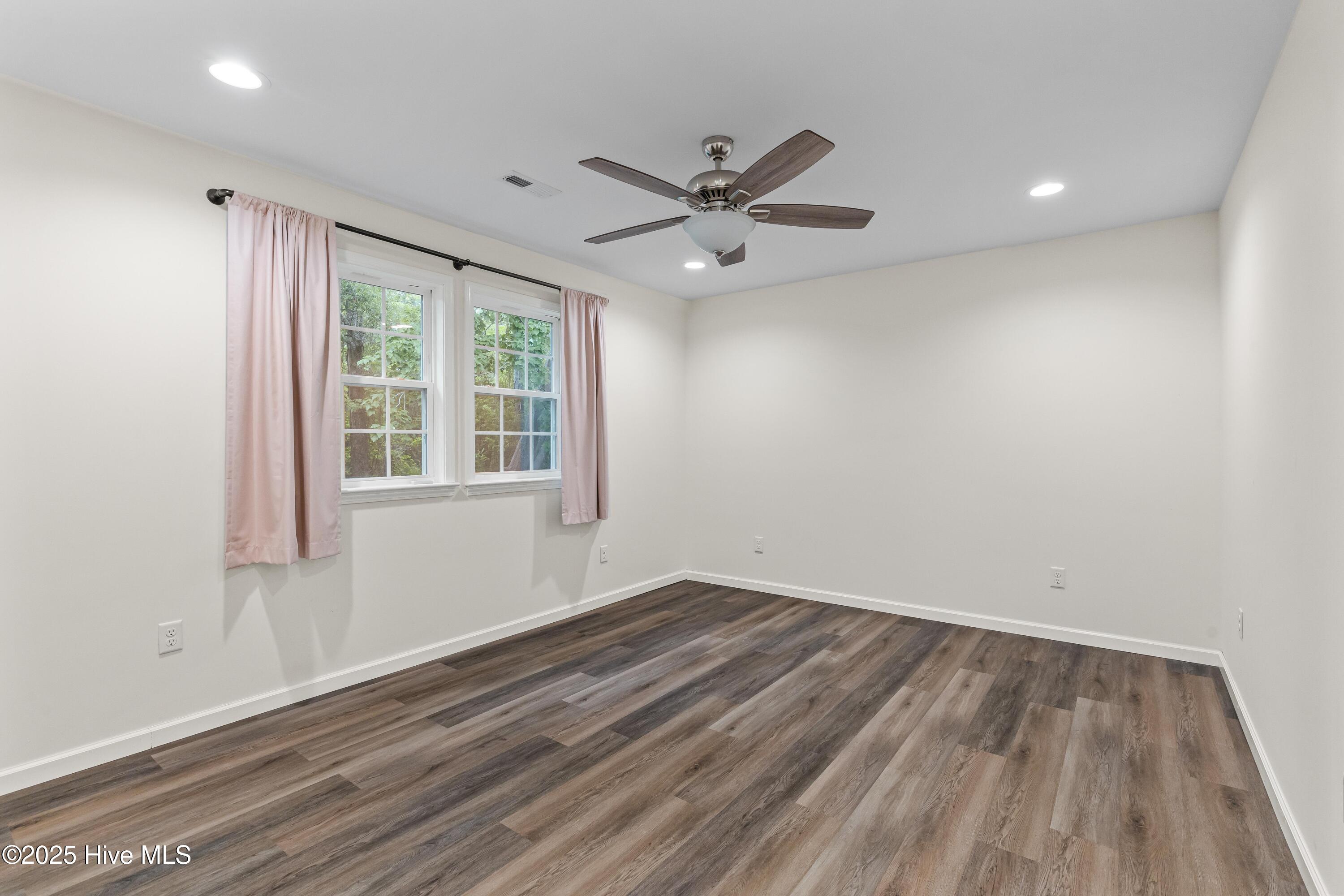 100548487 | Photo 15