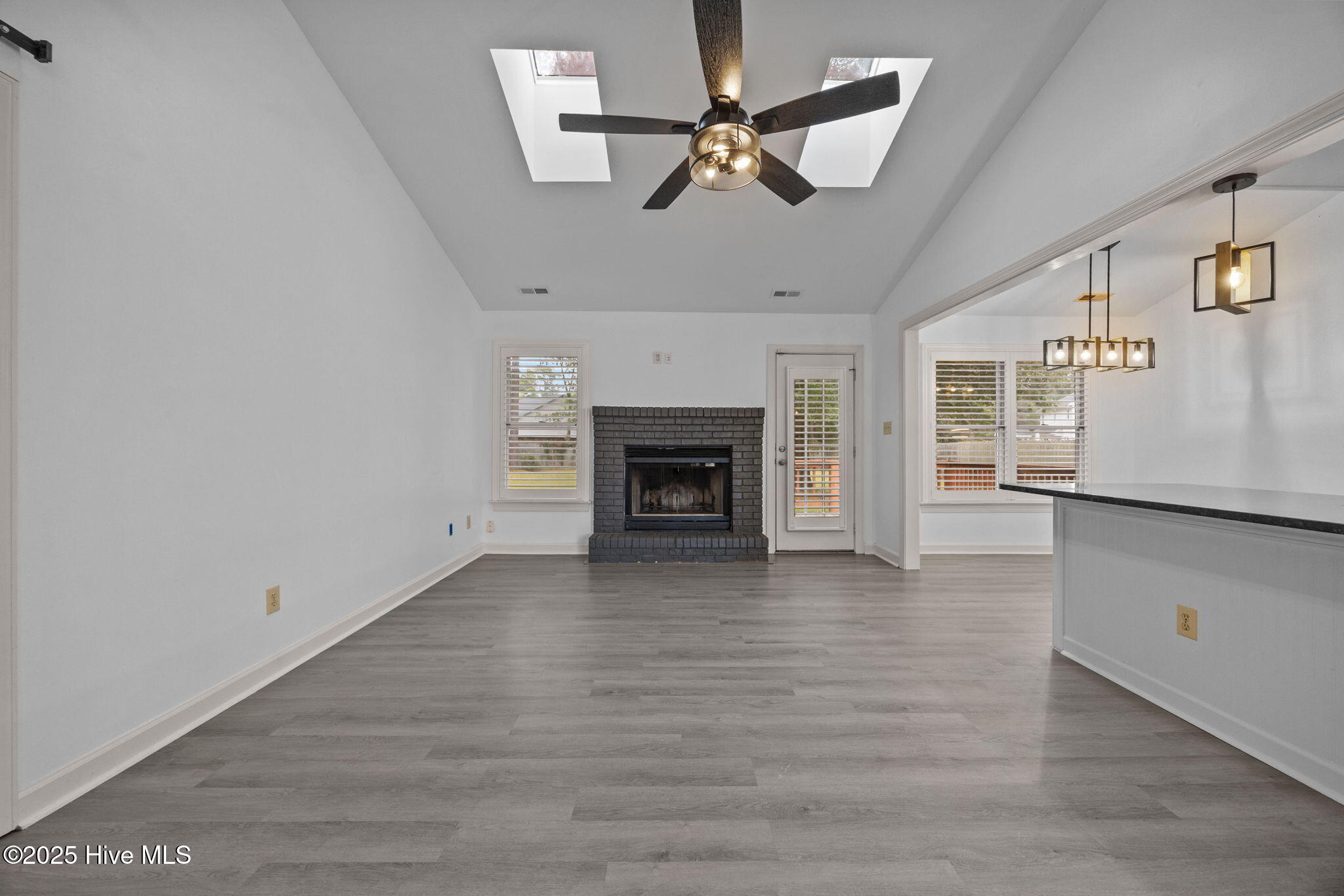 9-web-or-mls-406 Hampshire Pl. 9