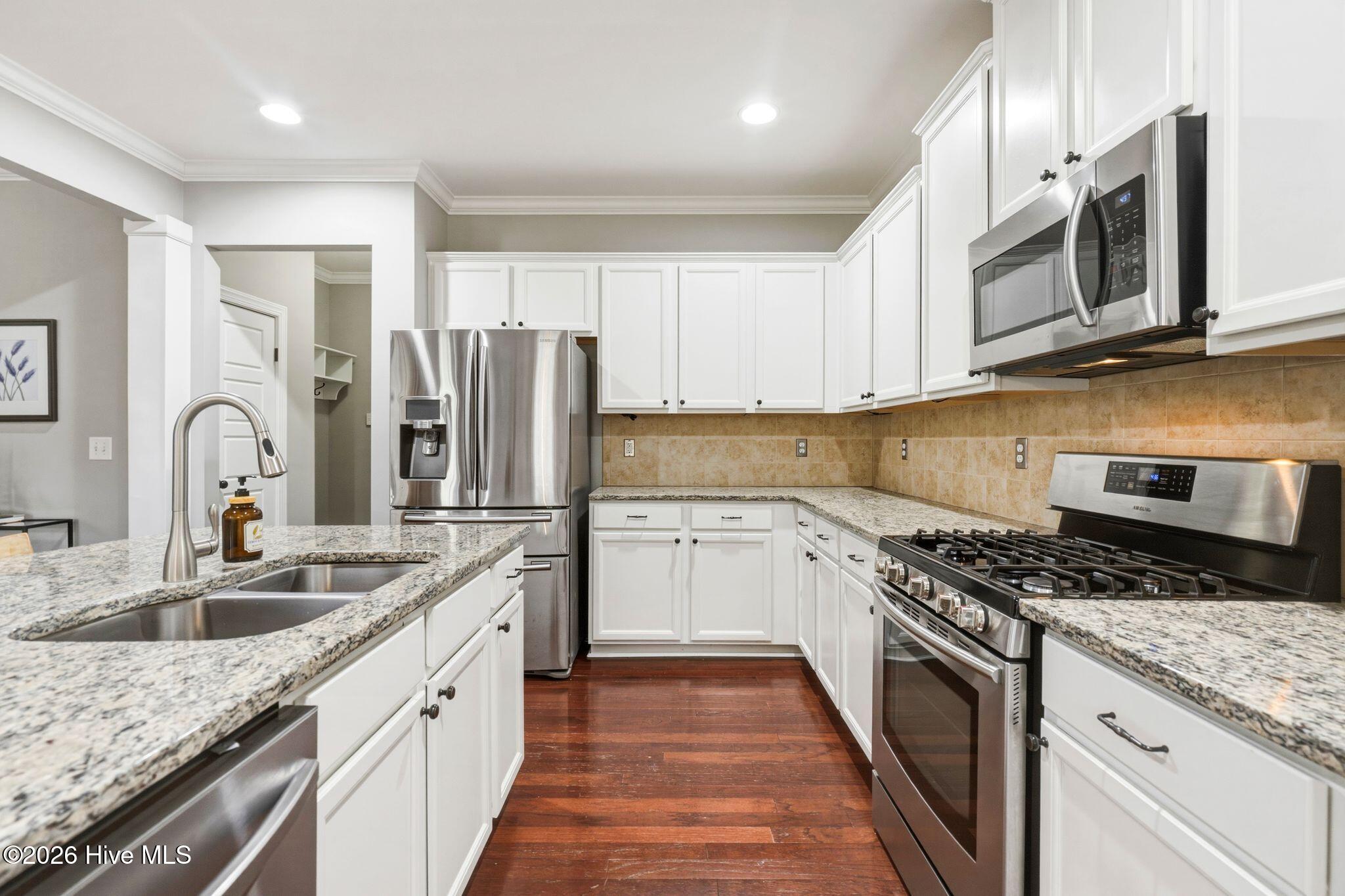 100562110 | Photo 19