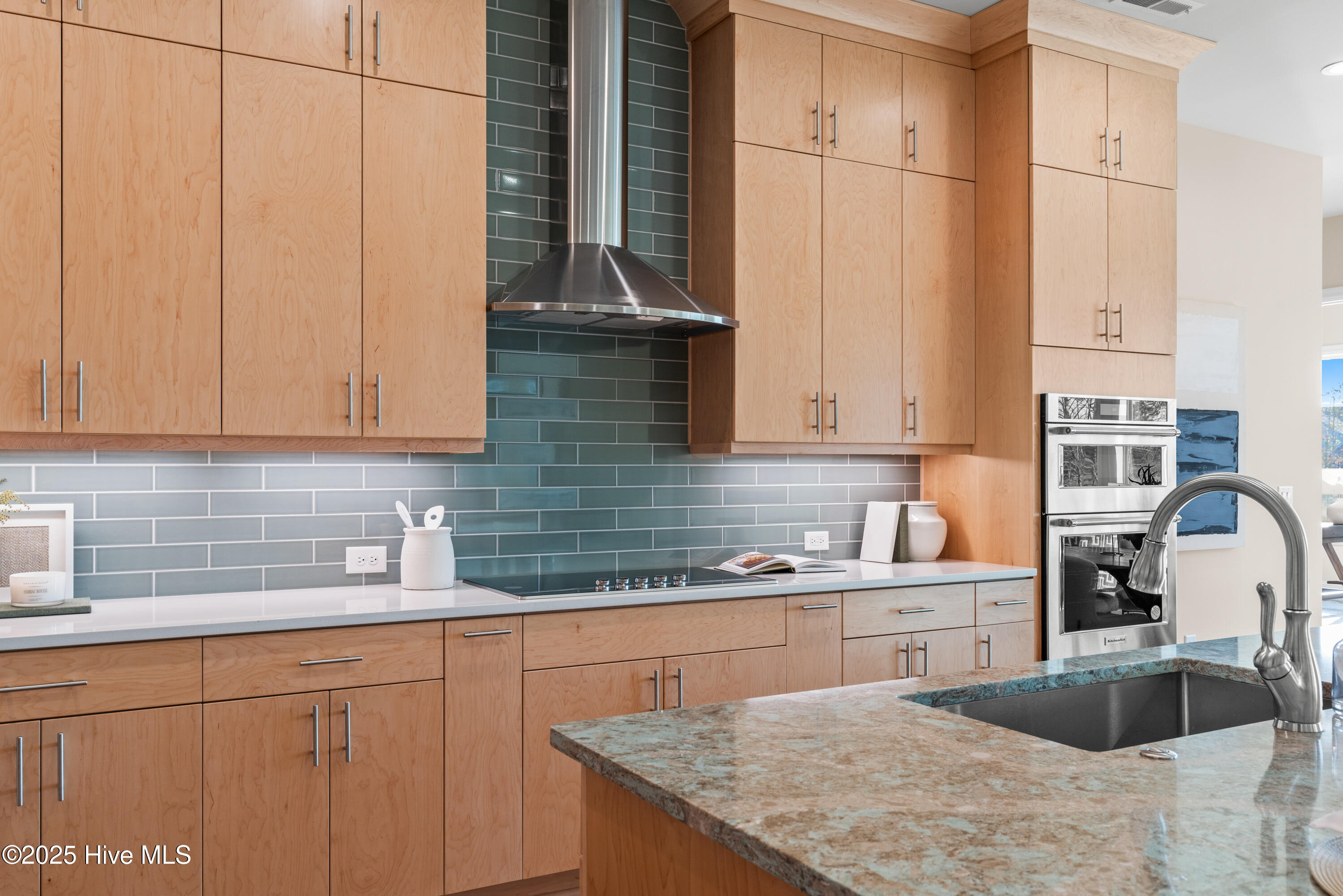 100524030 | Photo 24