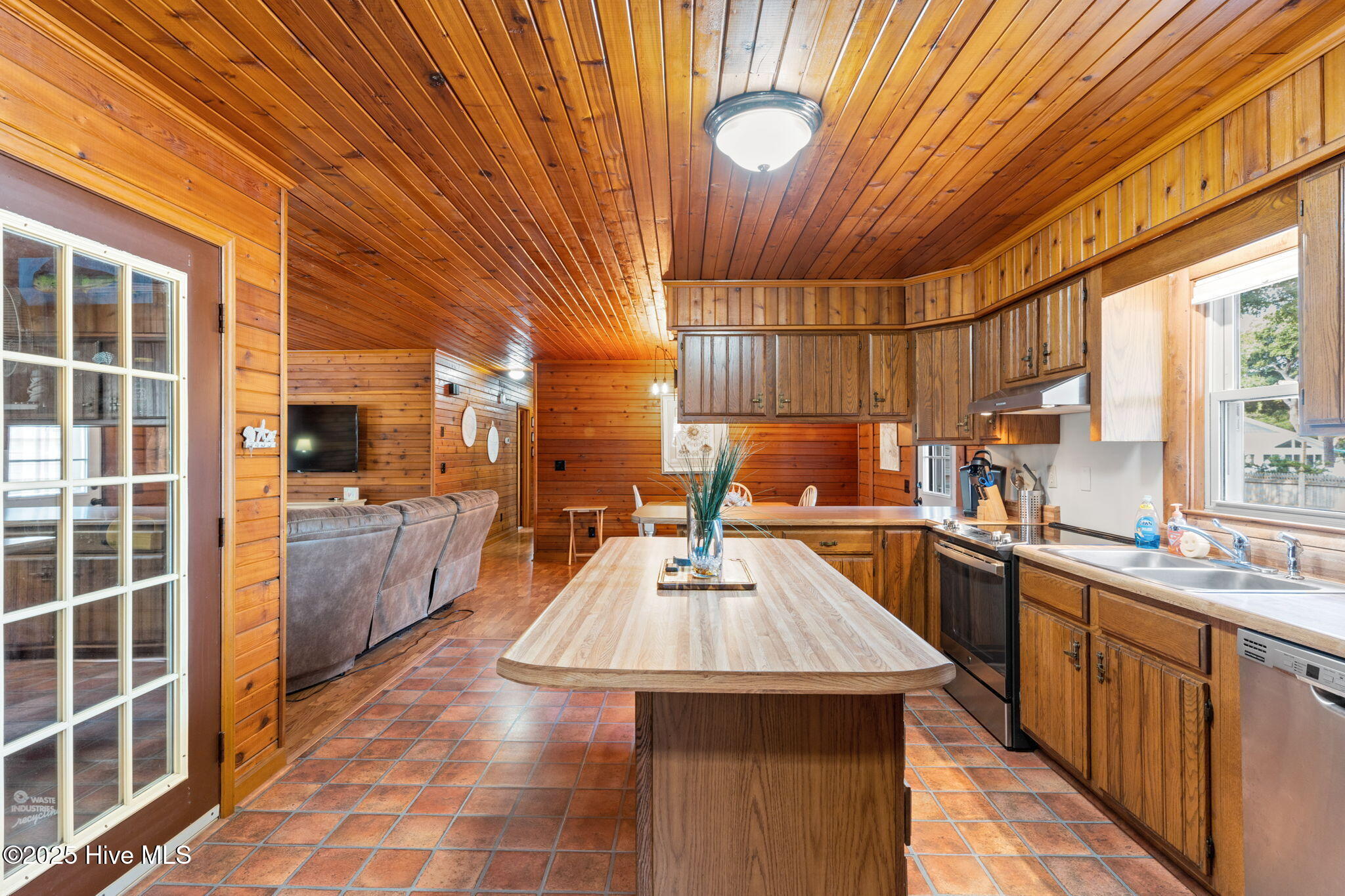 100511557 | Photo 14