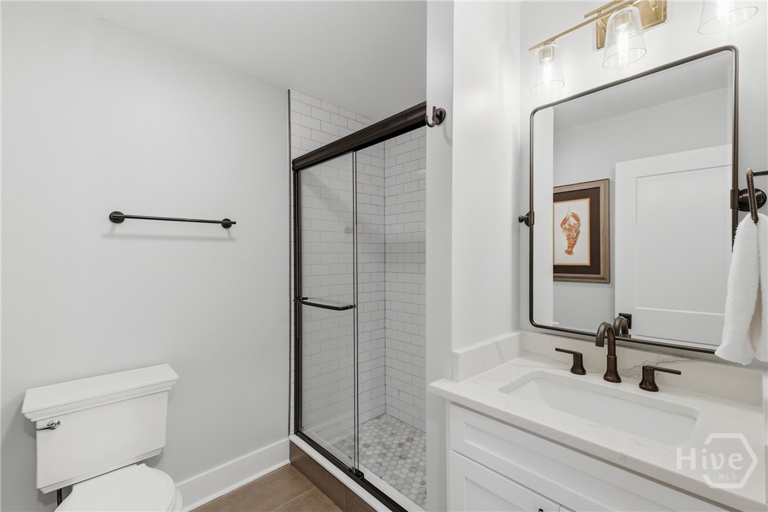 Hall bath, main level