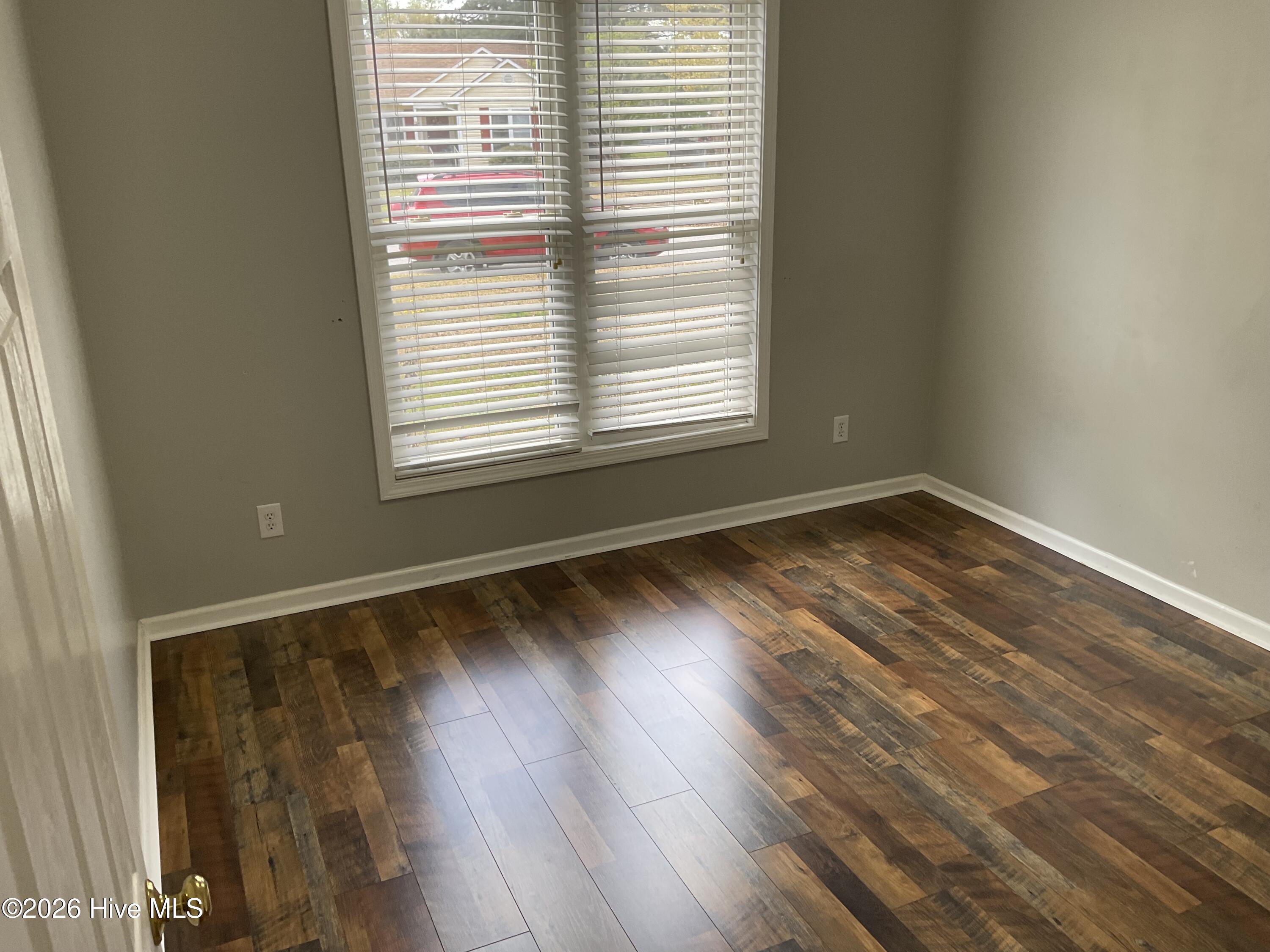 100563280 | Photo 14