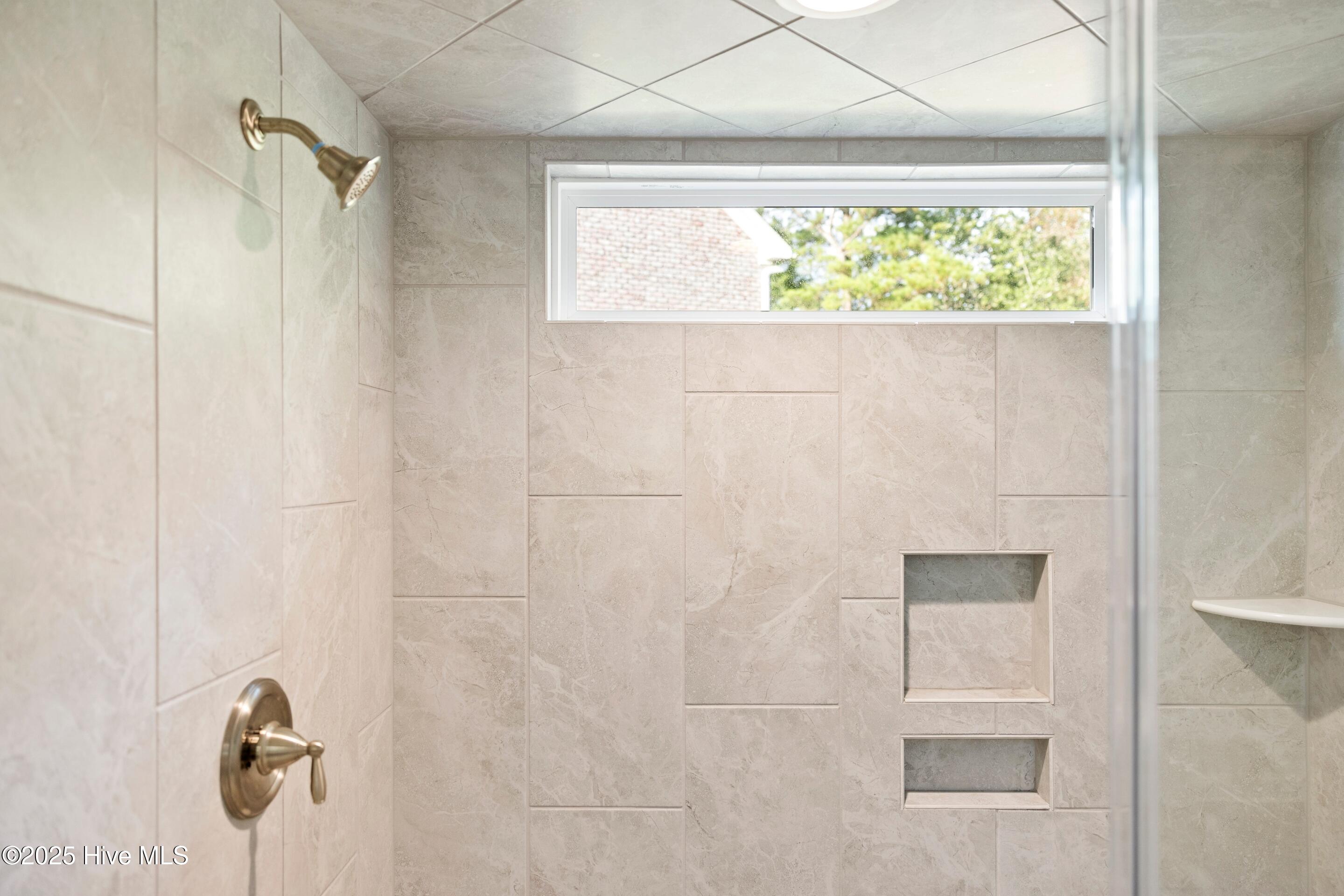 100558361 | Photo 34