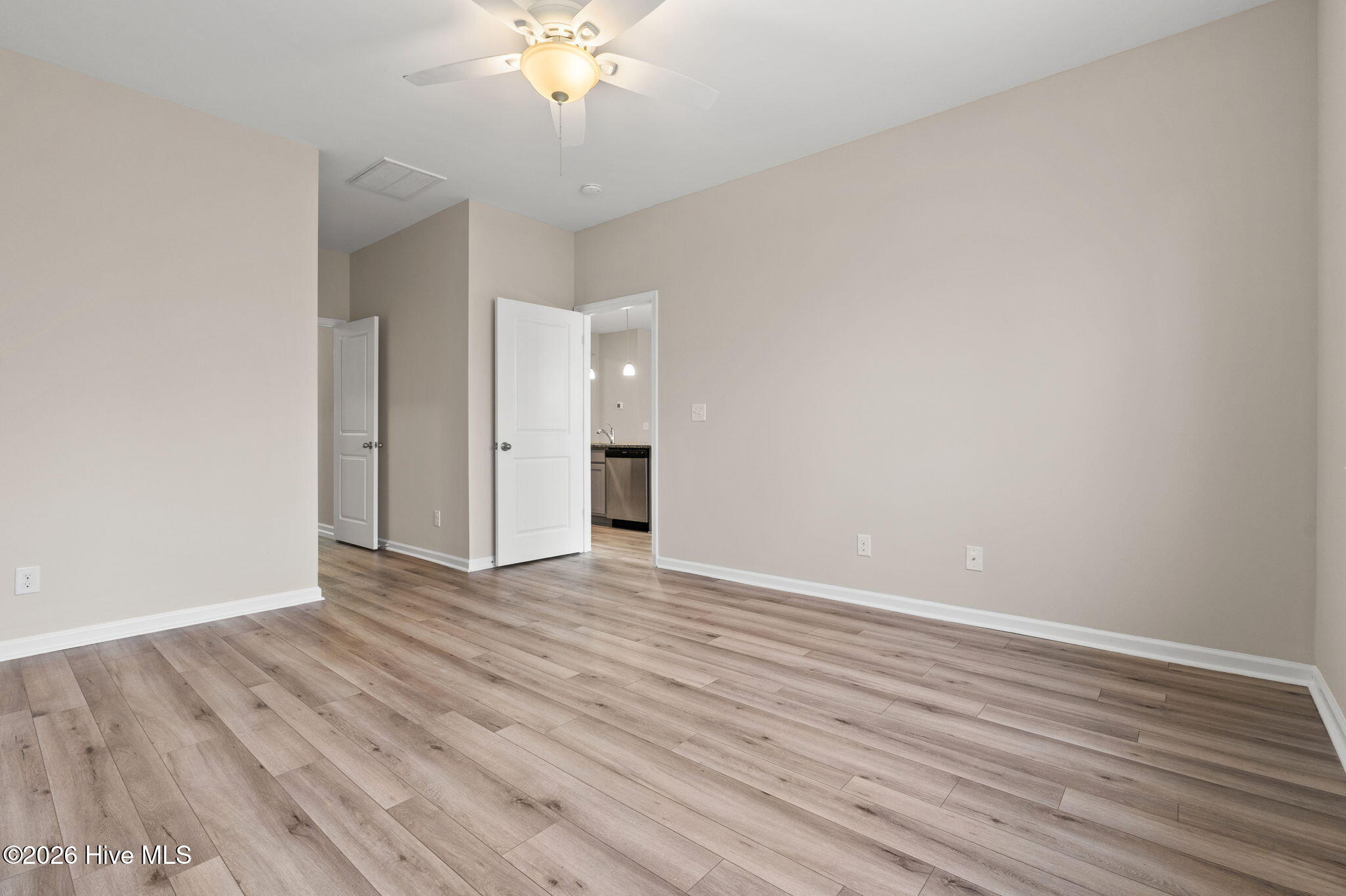 100555628 | Photo 13