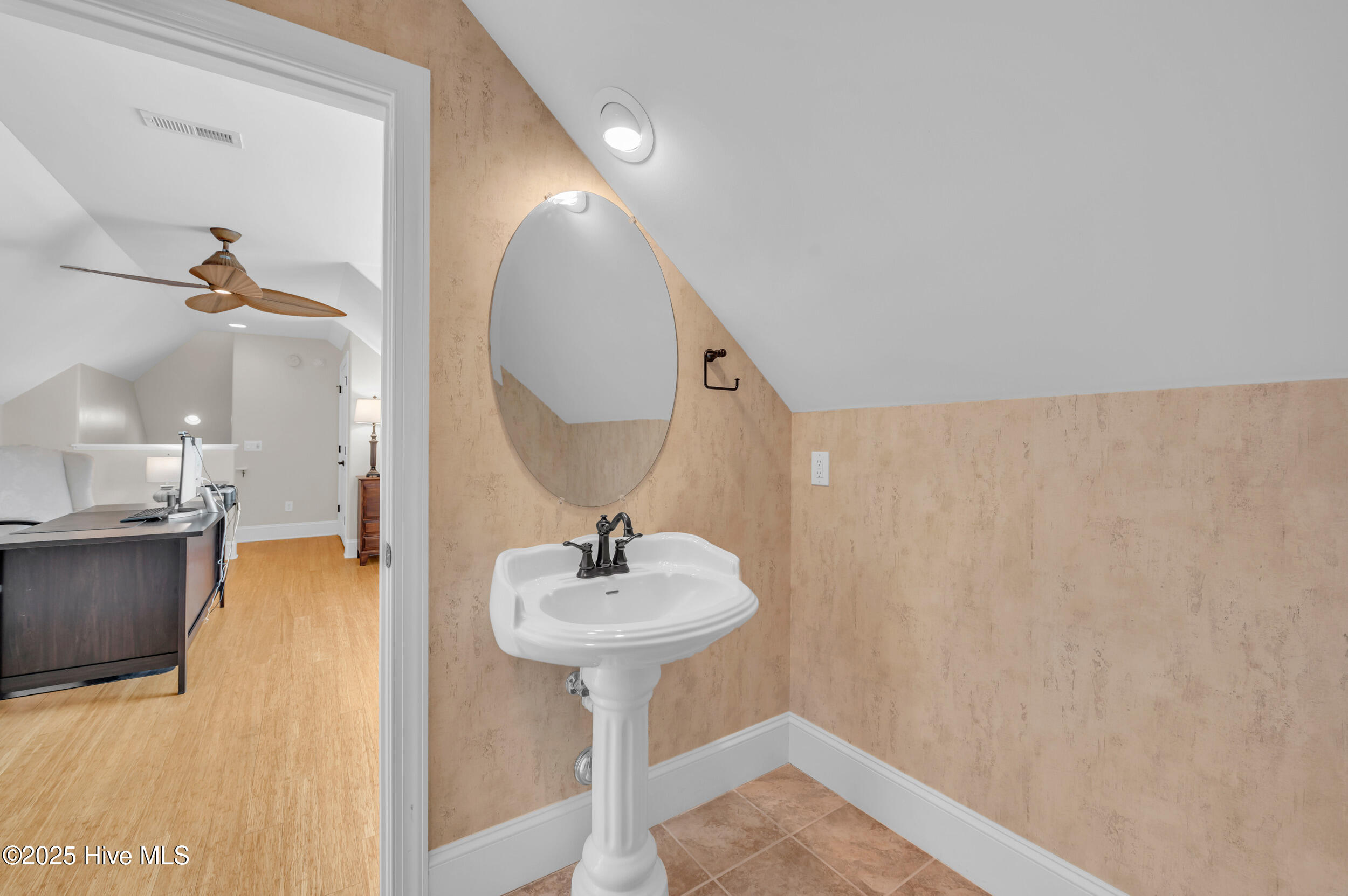 100517542 | Photo 34