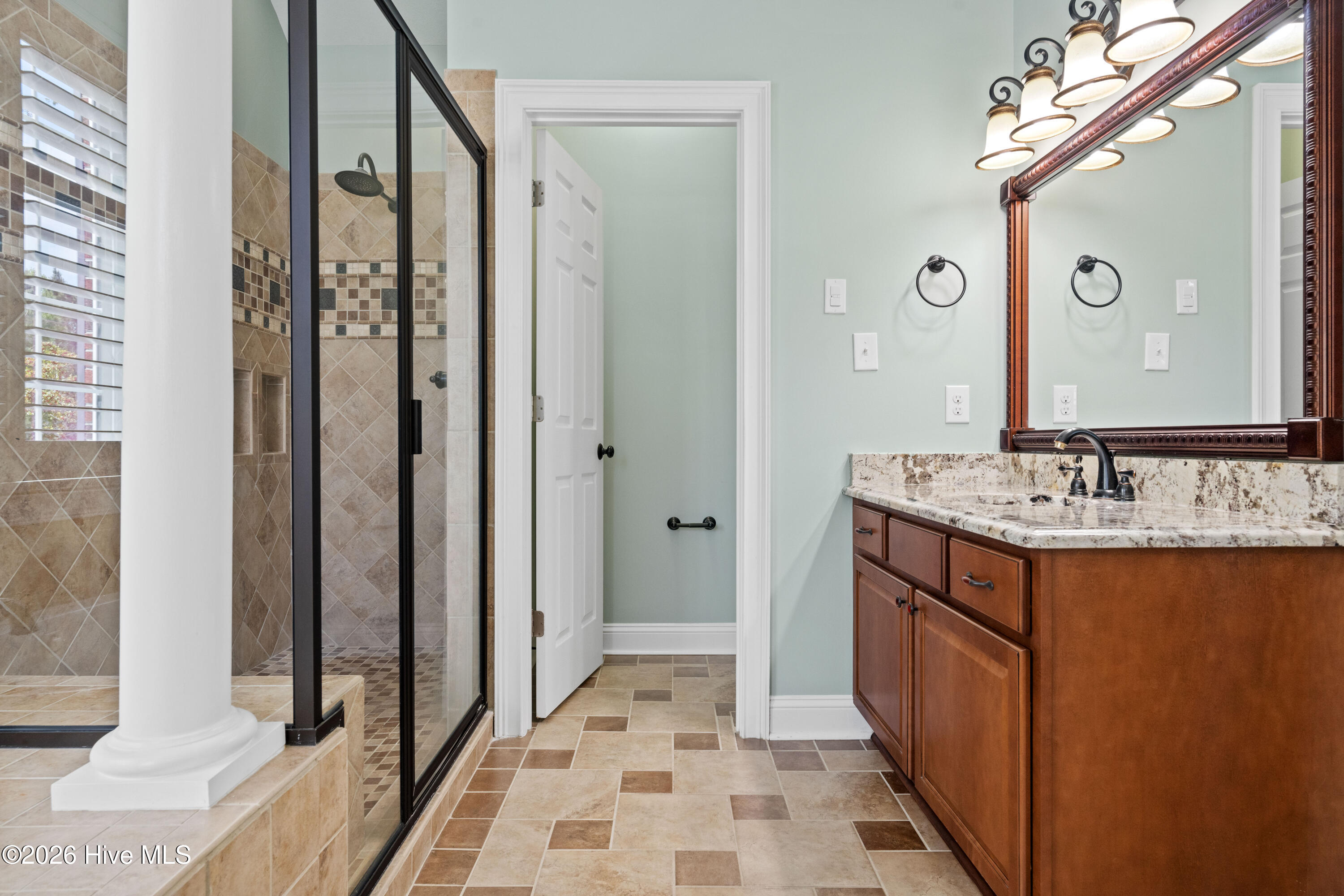 100565289 | Photo 38