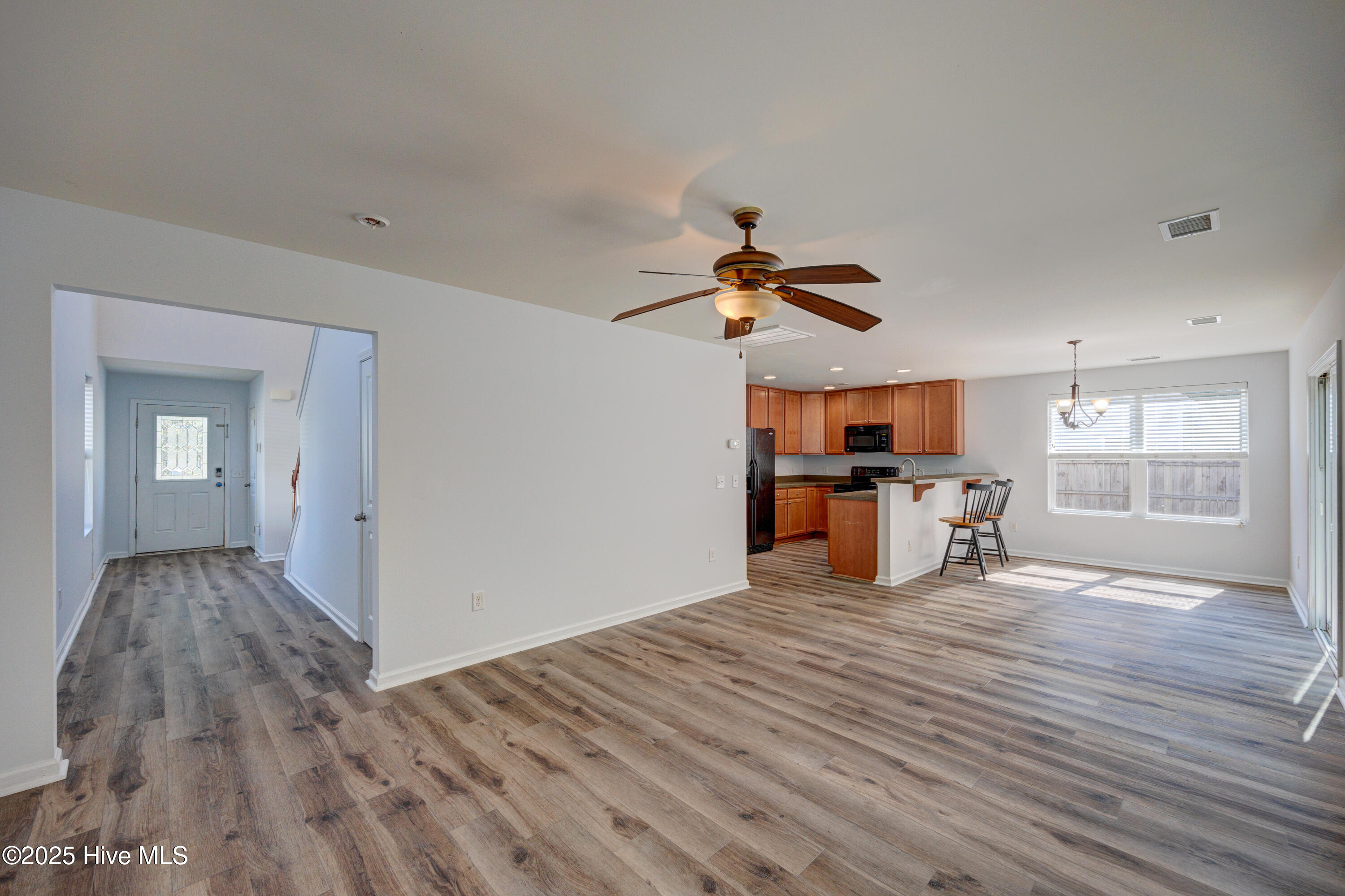 100530947 | Photo 11