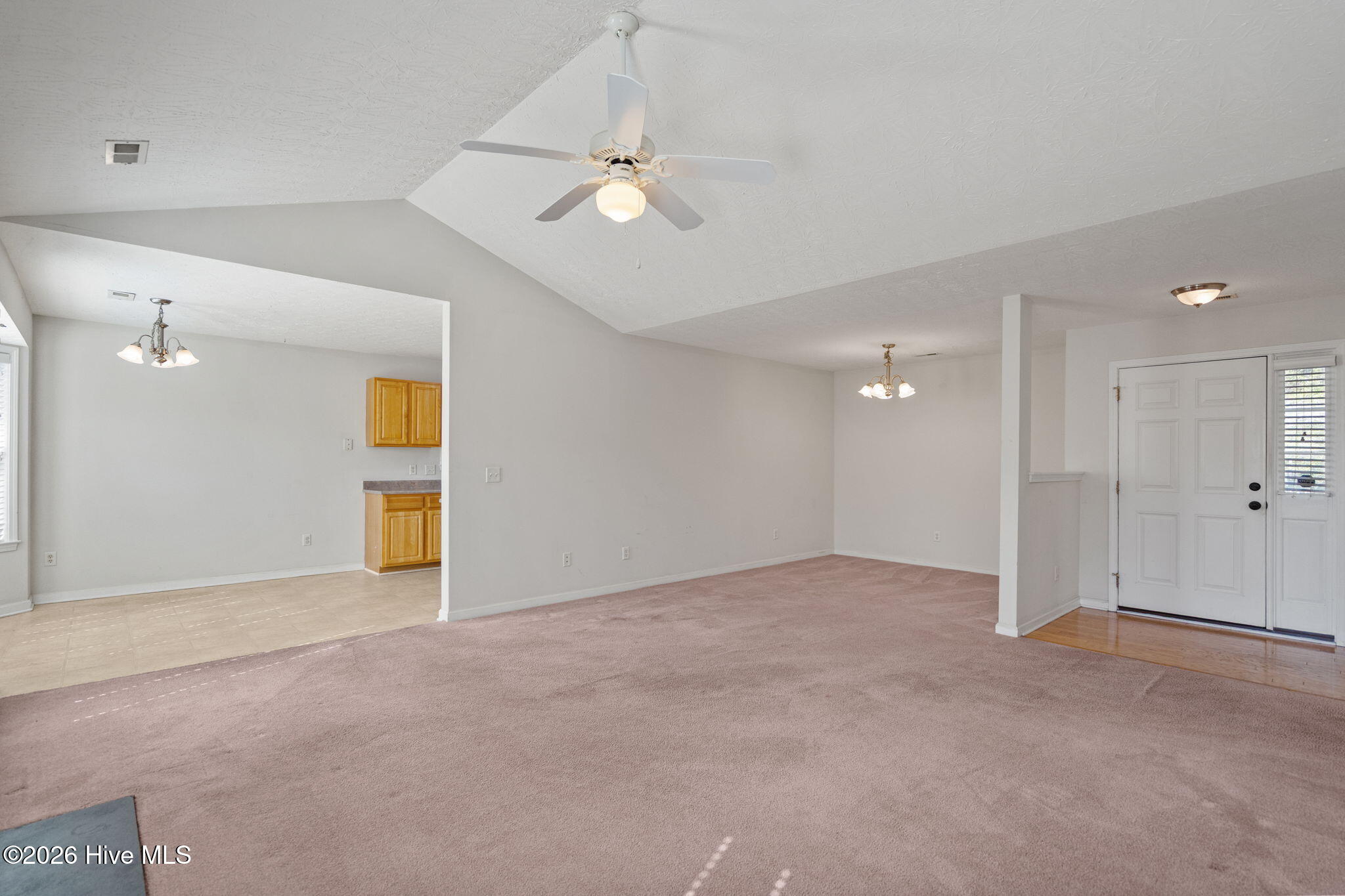 100563369 | Photo 42