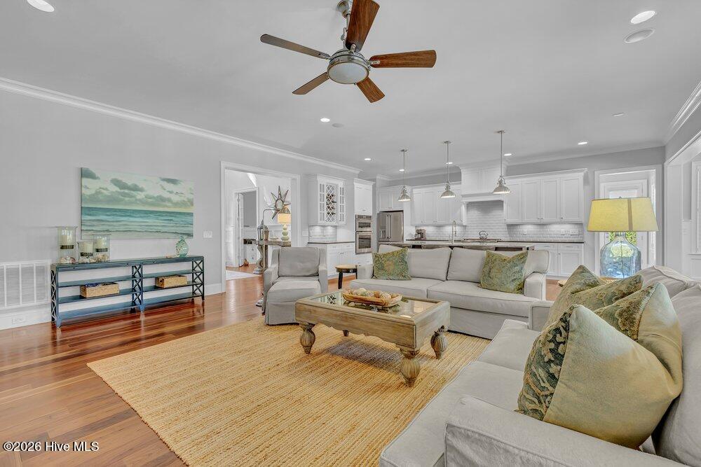 100563966 | Photo 25