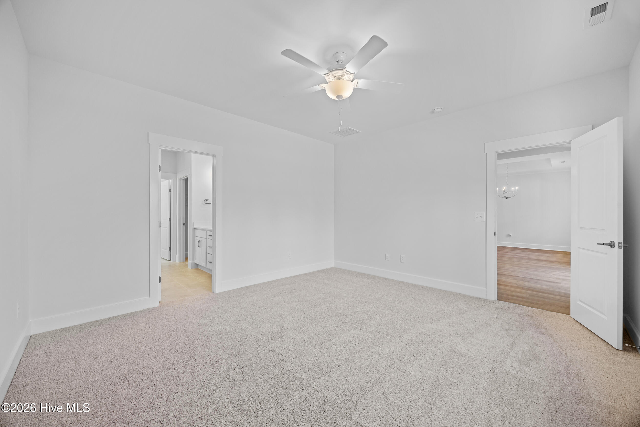 100548028 | Photo 33