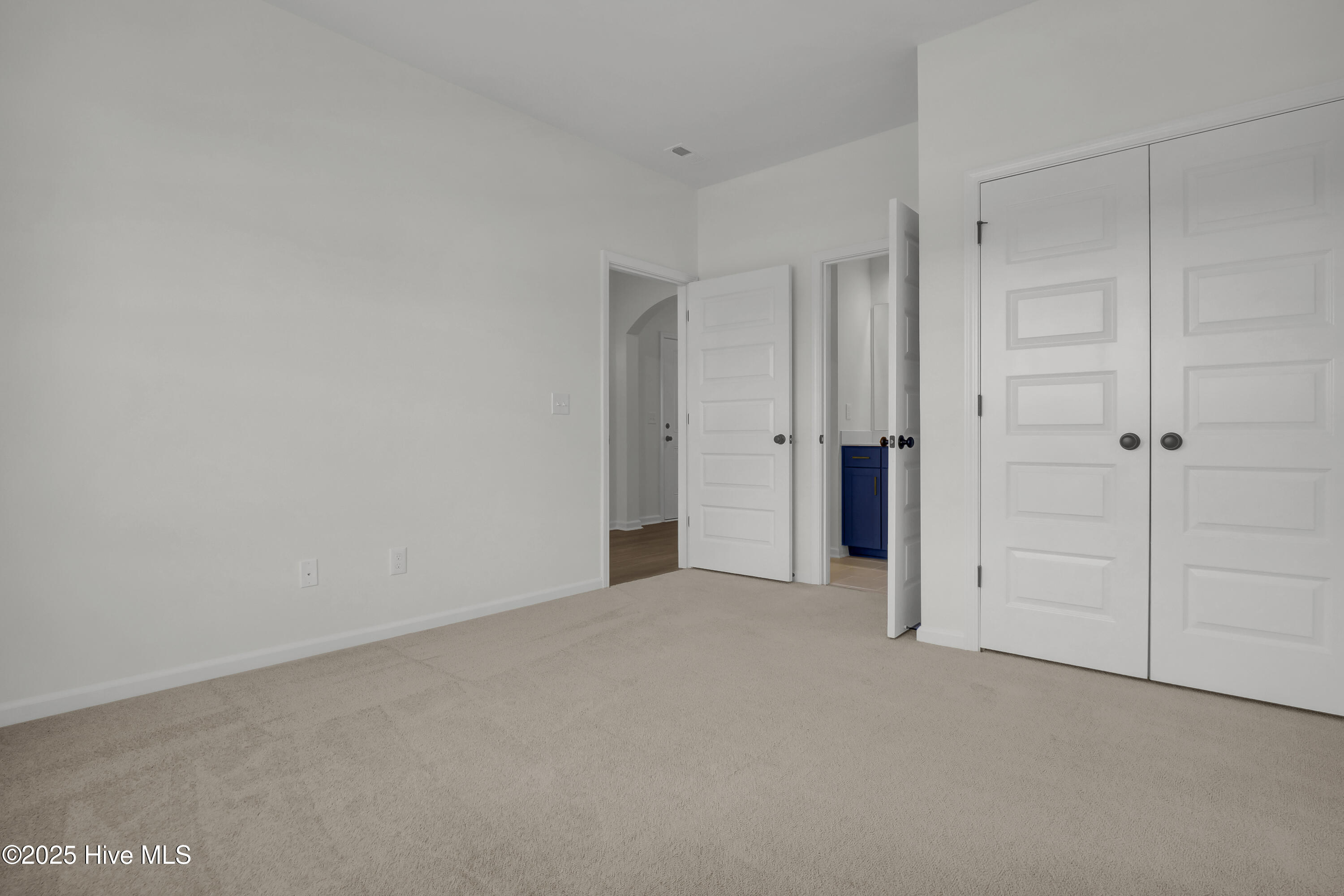 100518809 | Photo 14