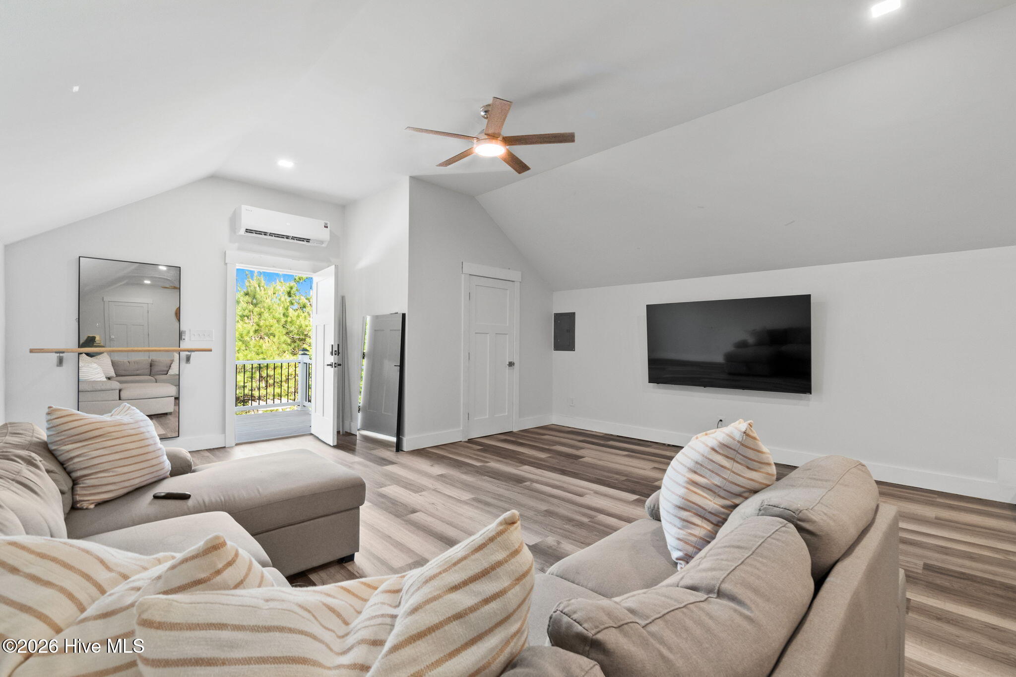 100569675 | Photo 40