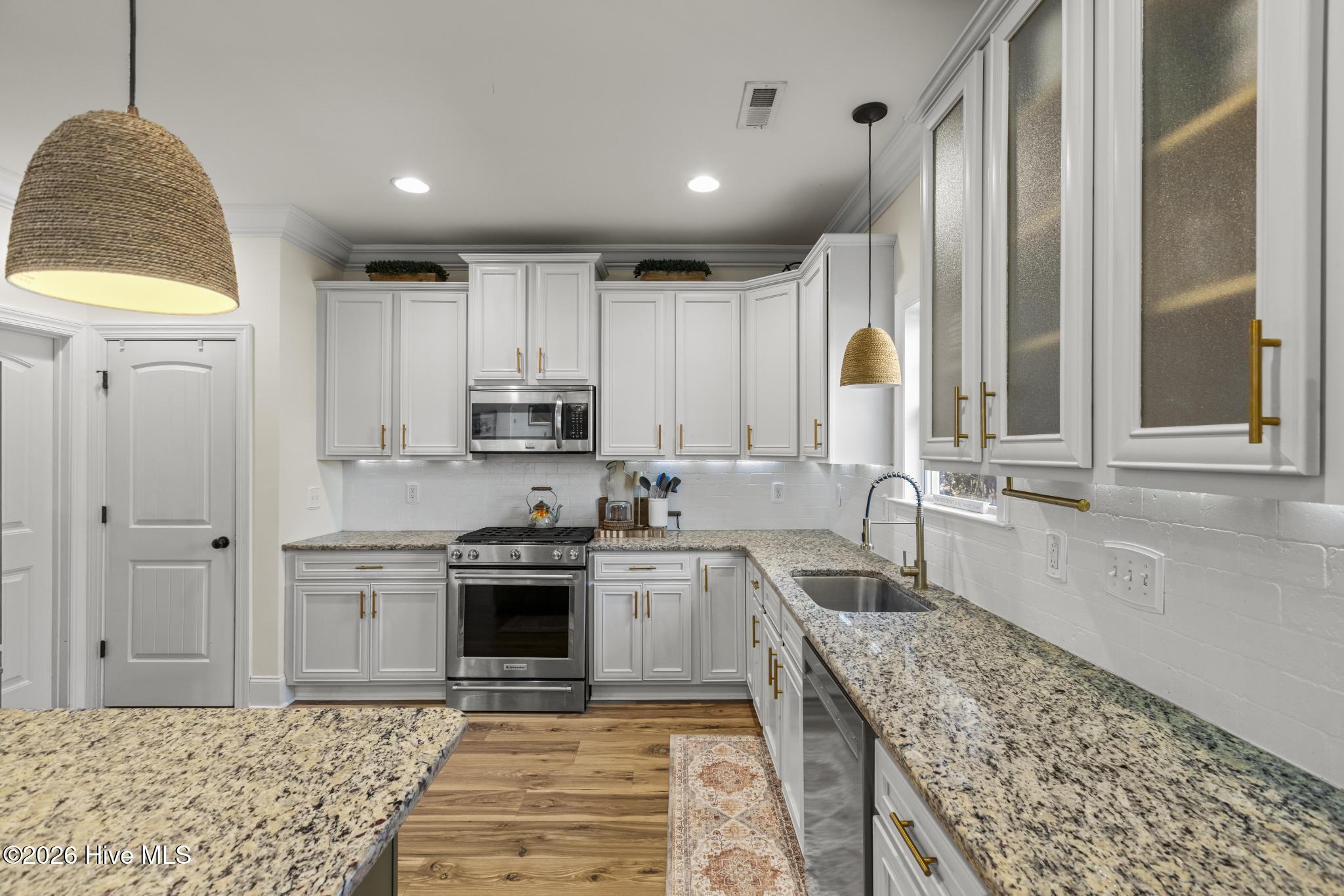 100555770 | Photo 24