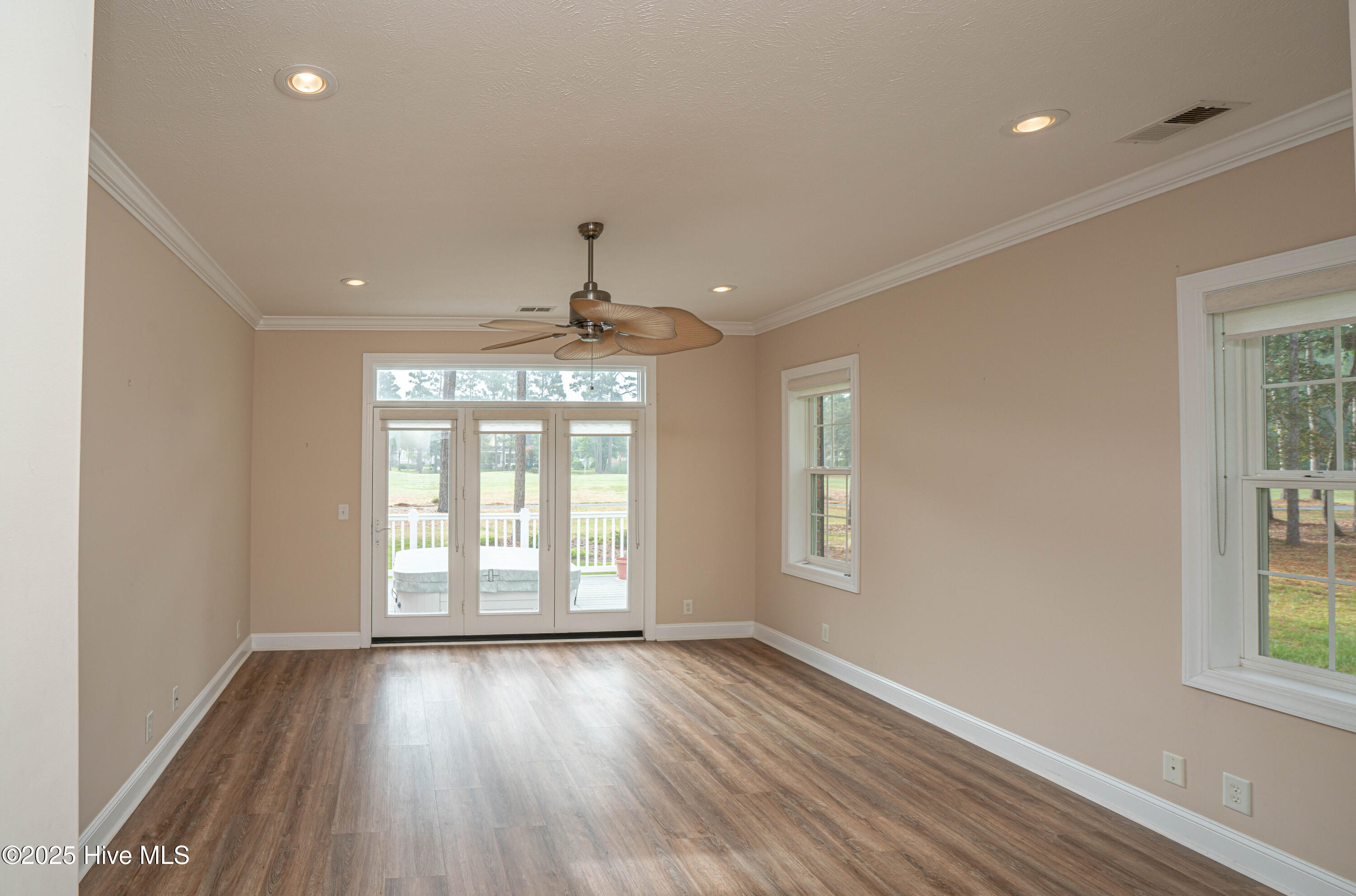 100530810 | Photo 21