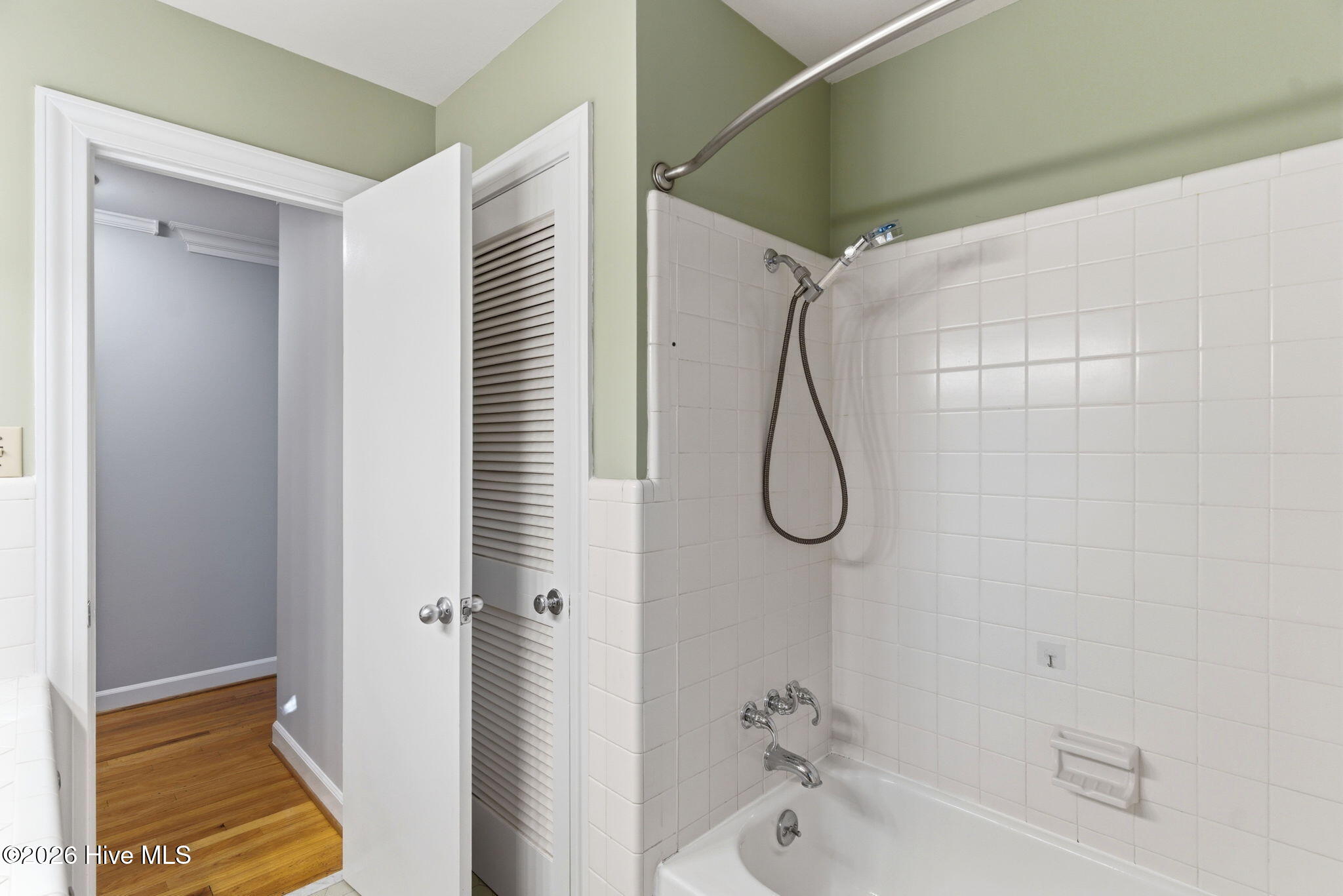 100569519 | Photo 35