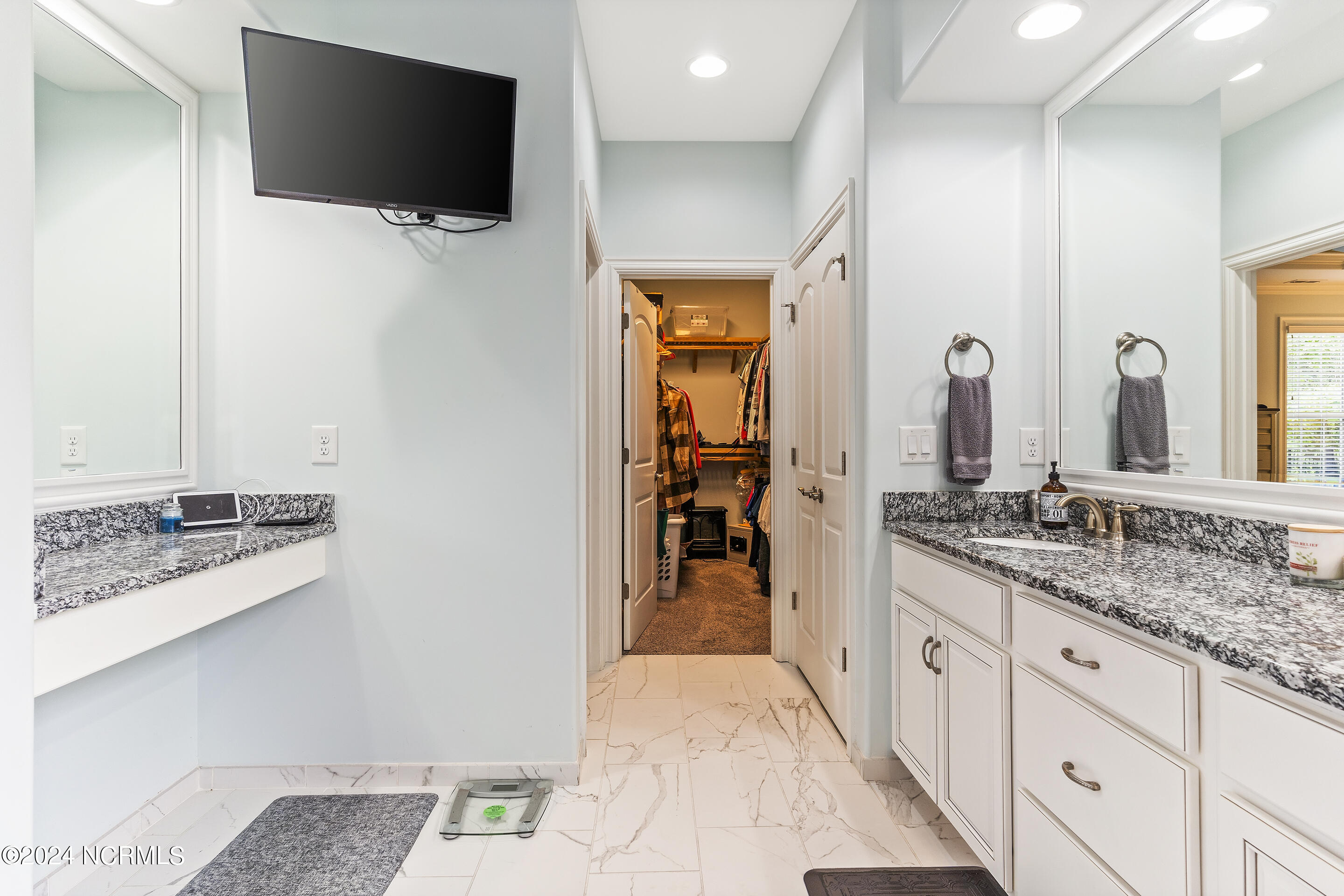 100554009 | Photo 22