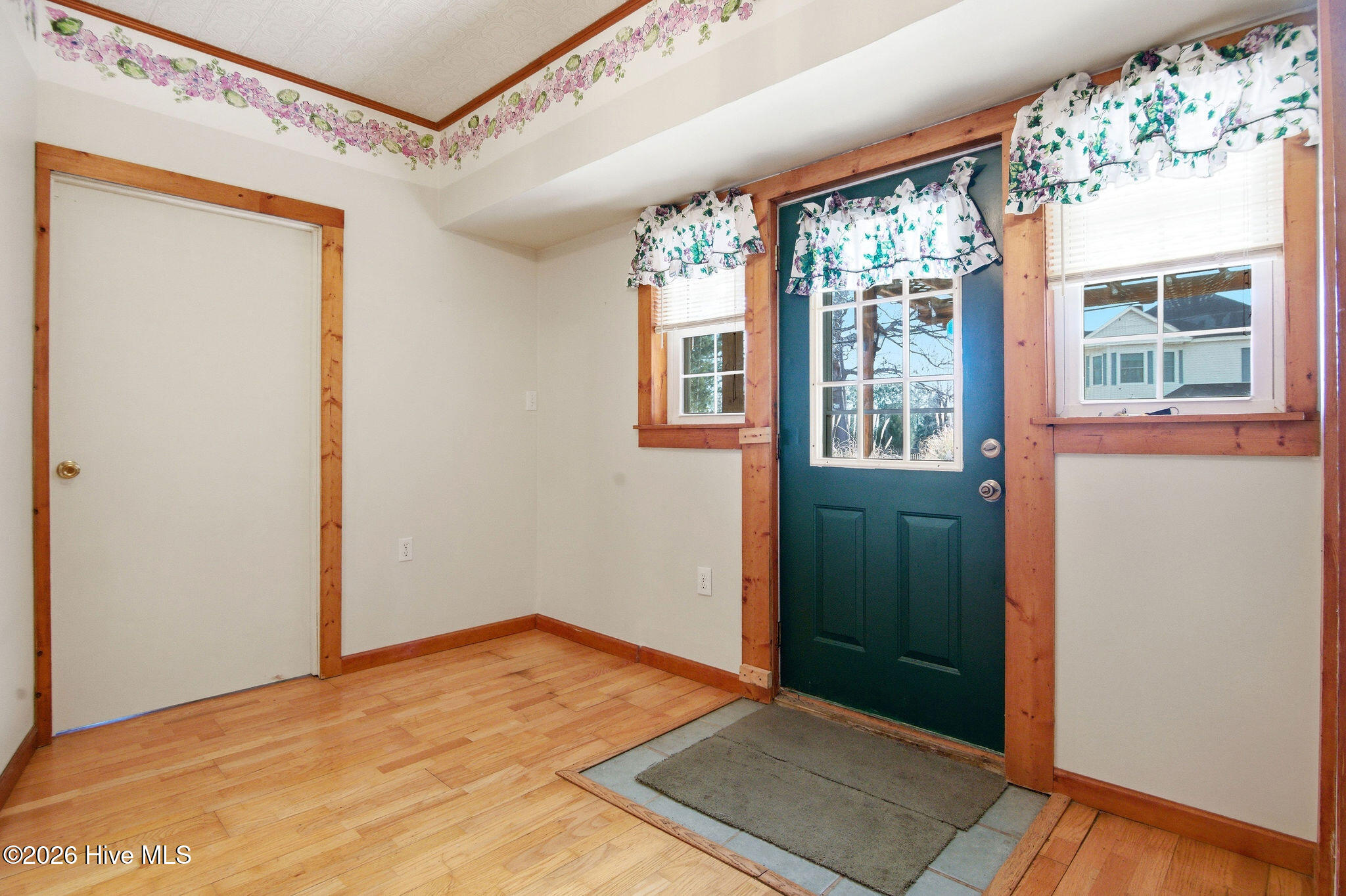 100561889 | Photo 15