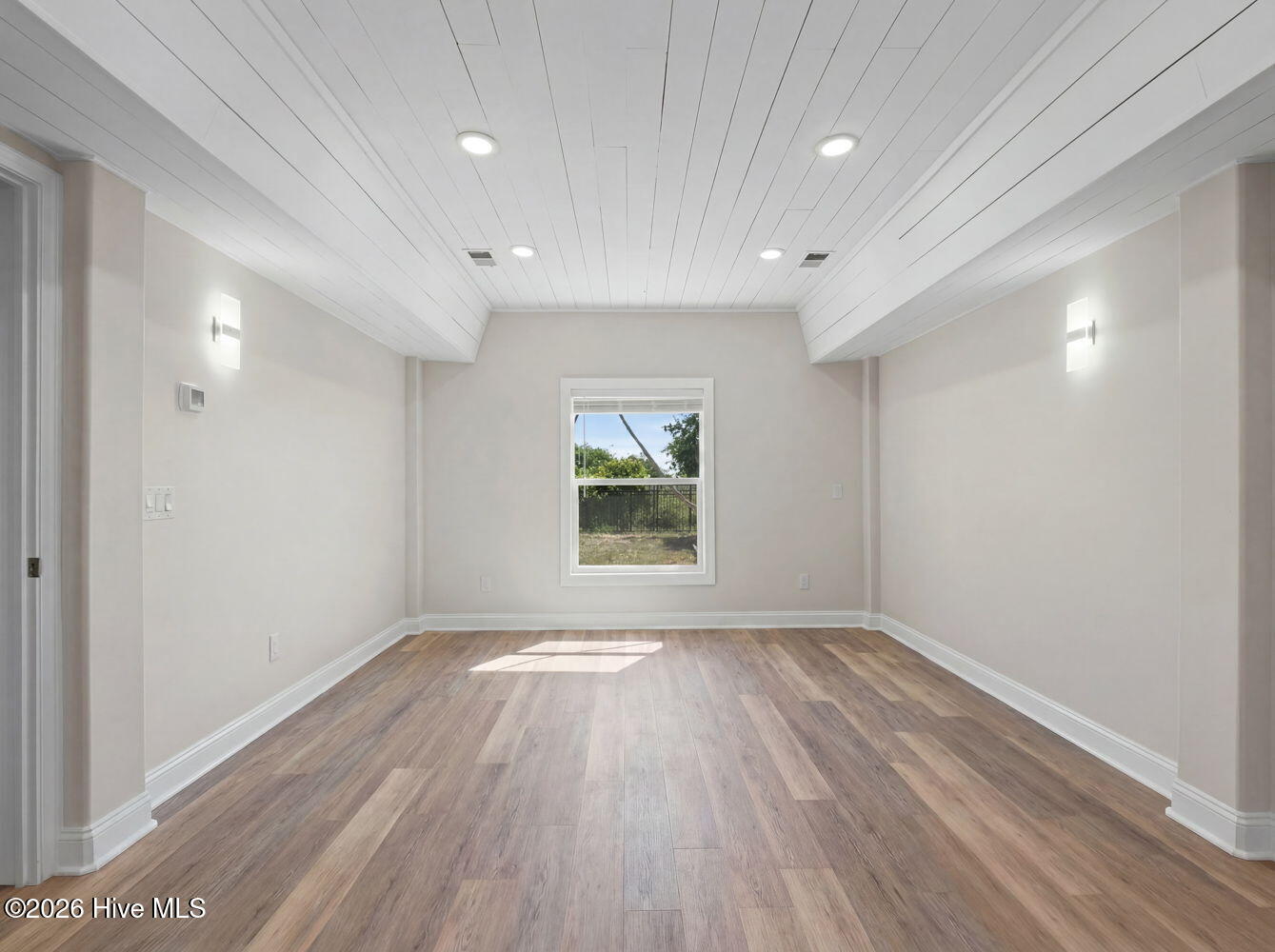 100561673 | Photo 40