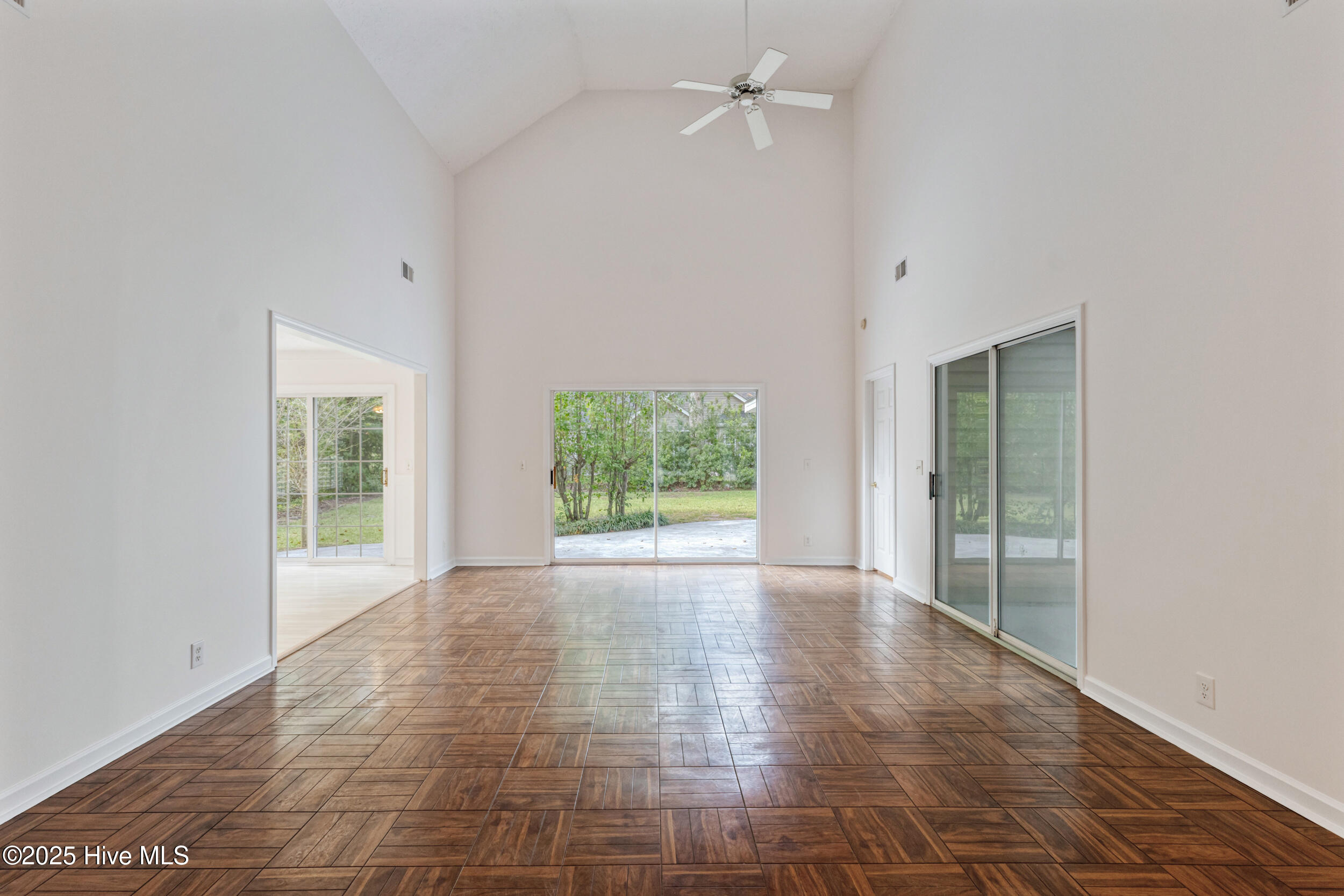 100531370 | Photo 11