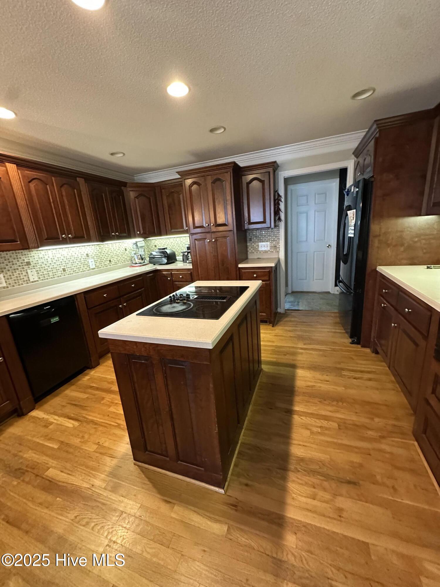 100514130 | Photo 37