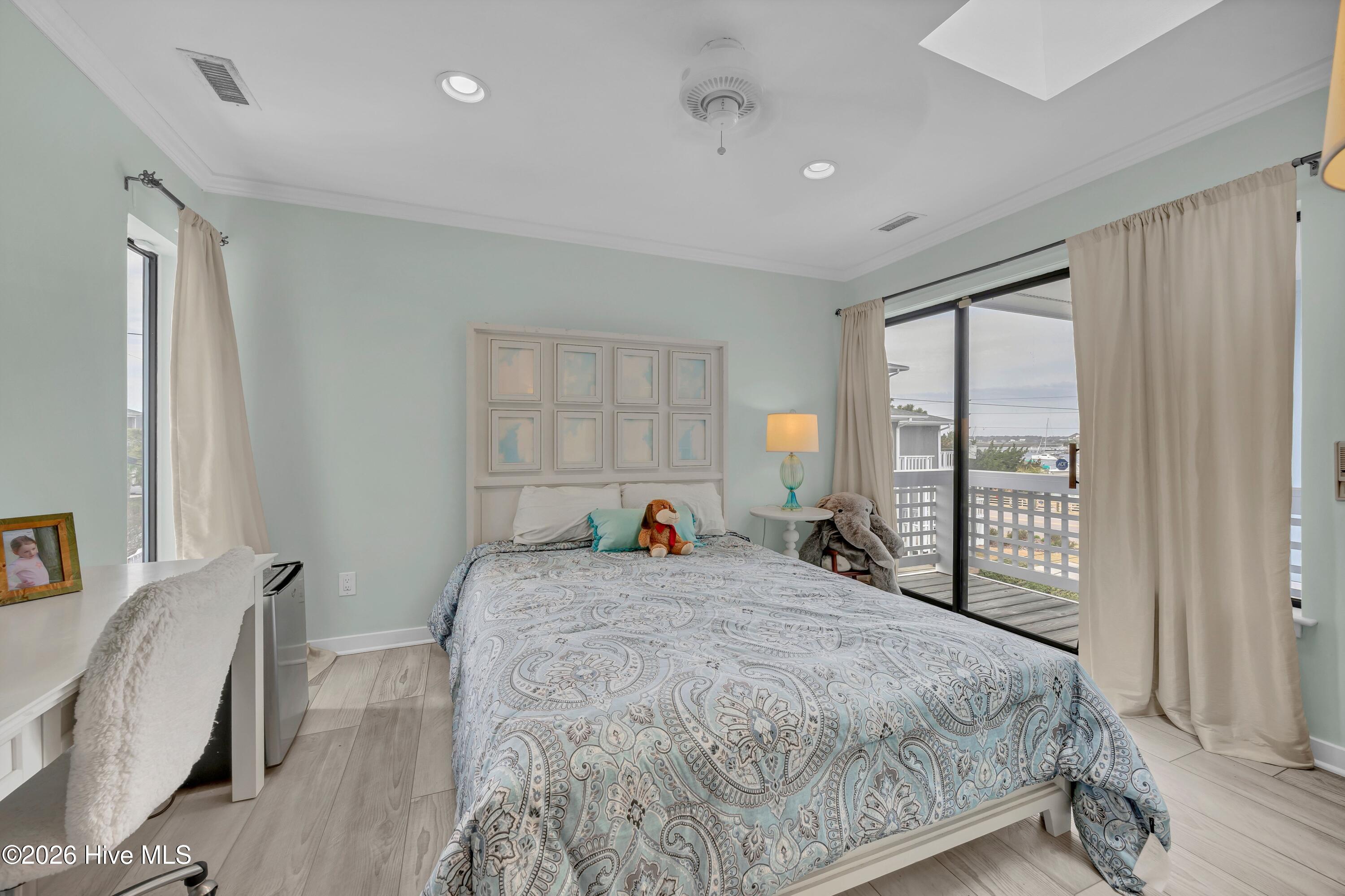 100560117 | Photo 18