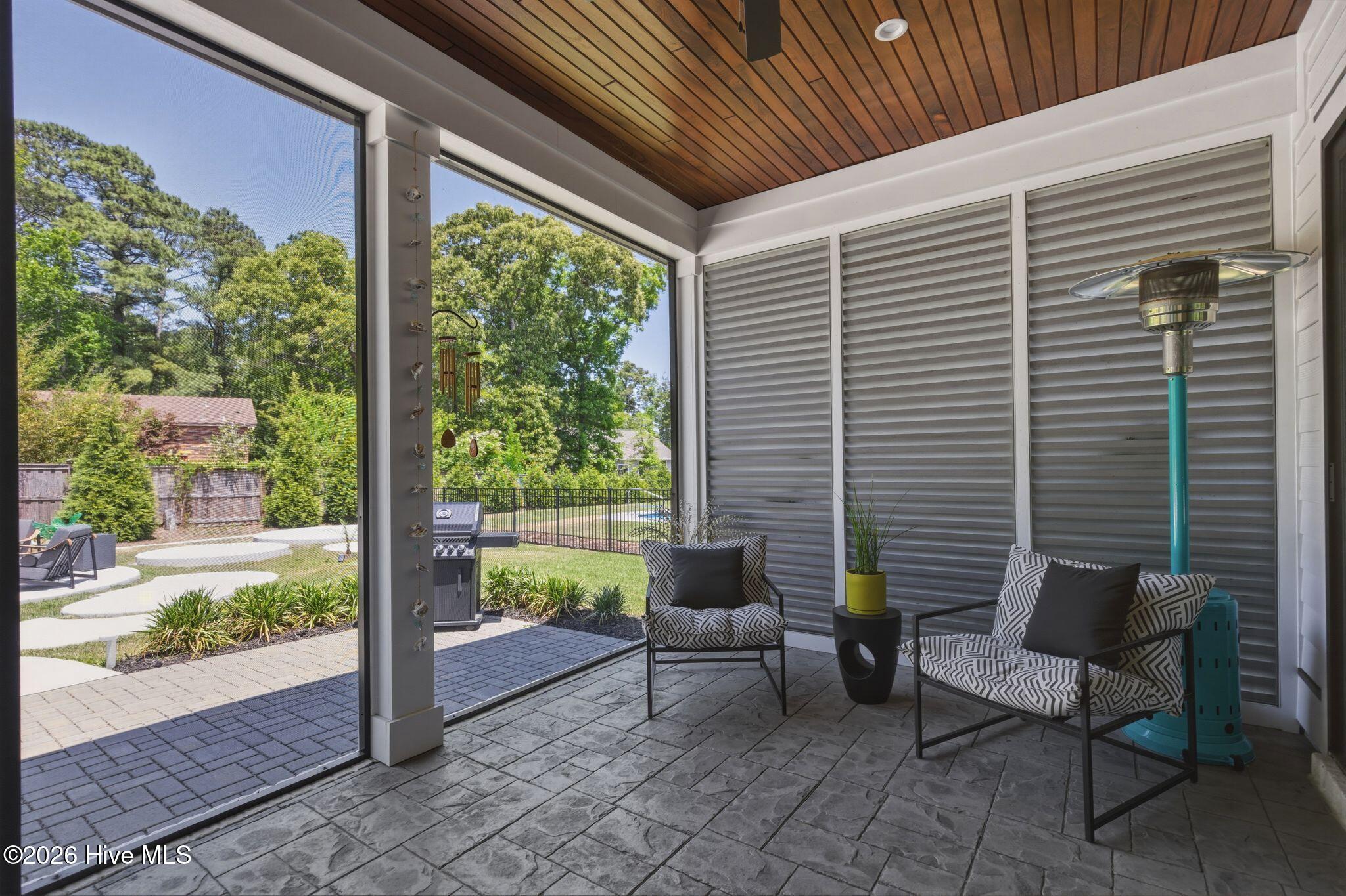 100569019 | Photo 49