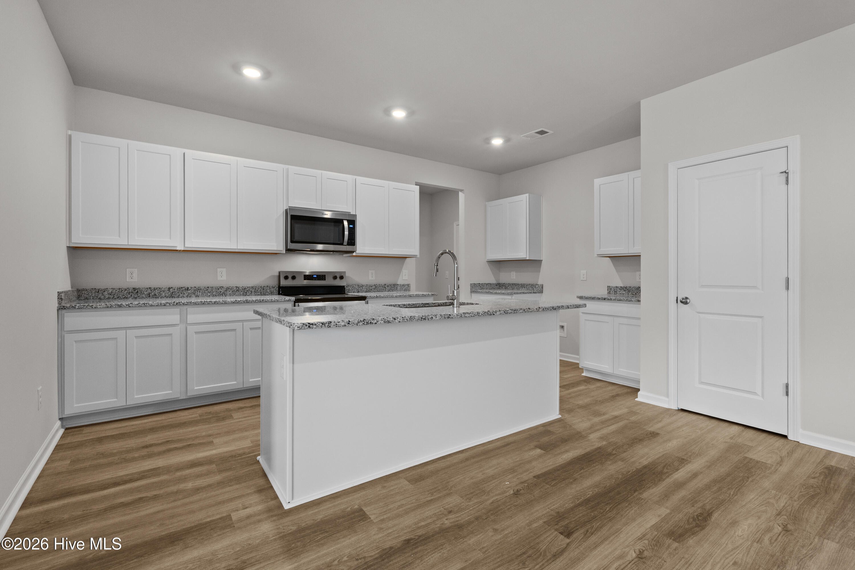 100554673 | Photo 16