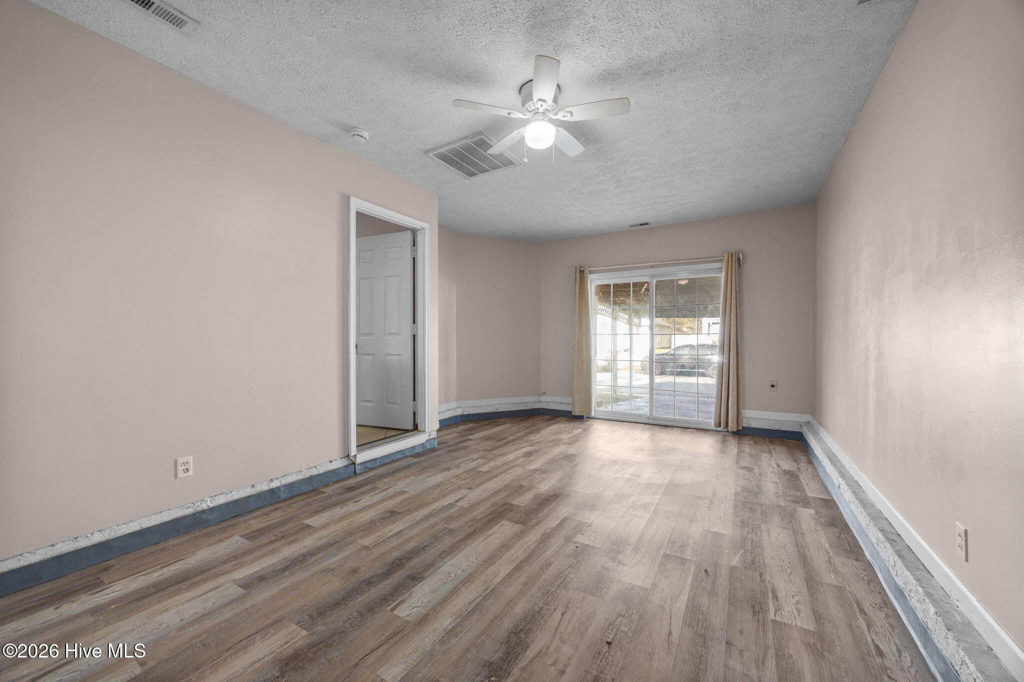 100550799 | Photo 13