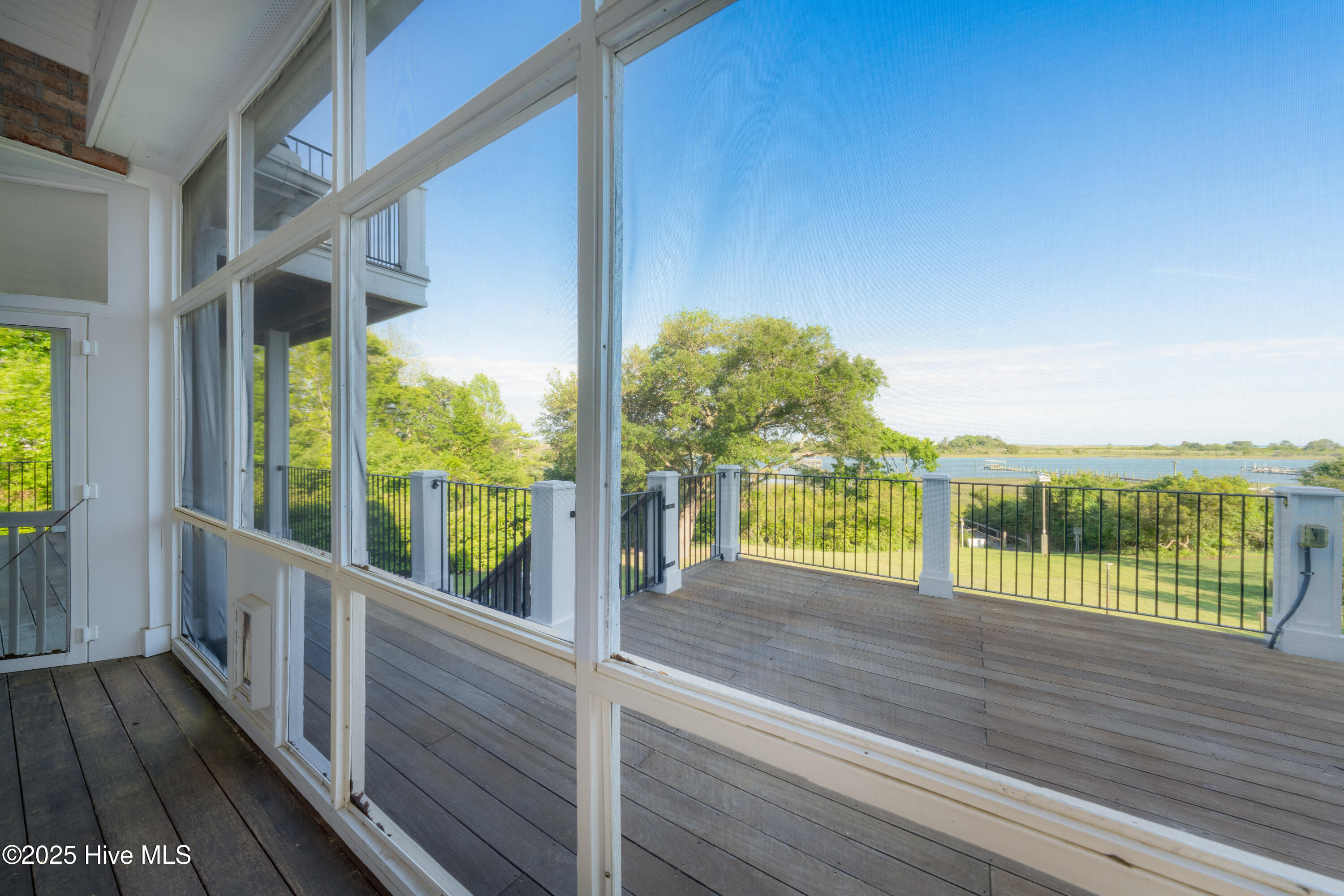 100506223 | Photo 30