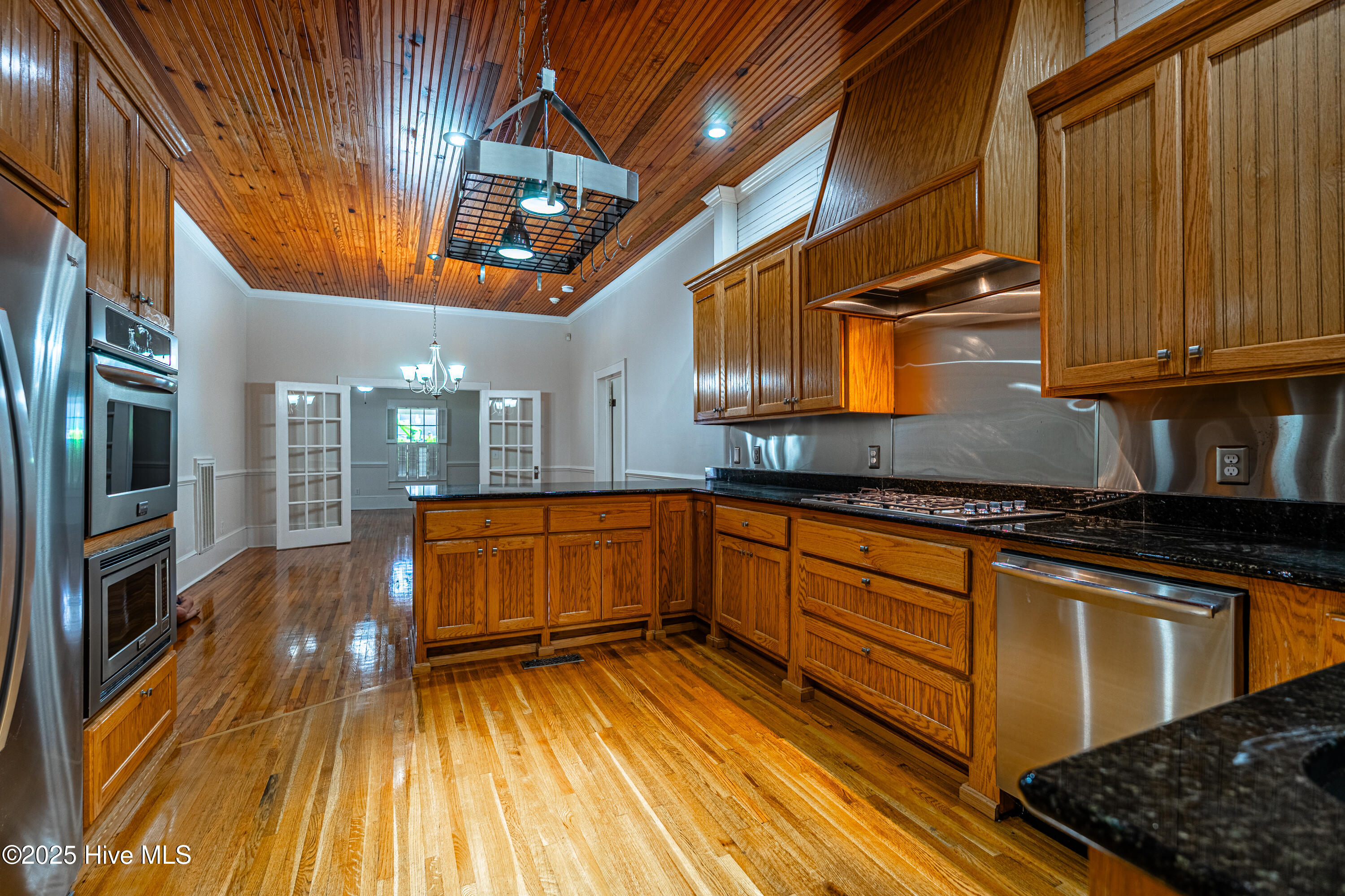 100543227 | Photo 32