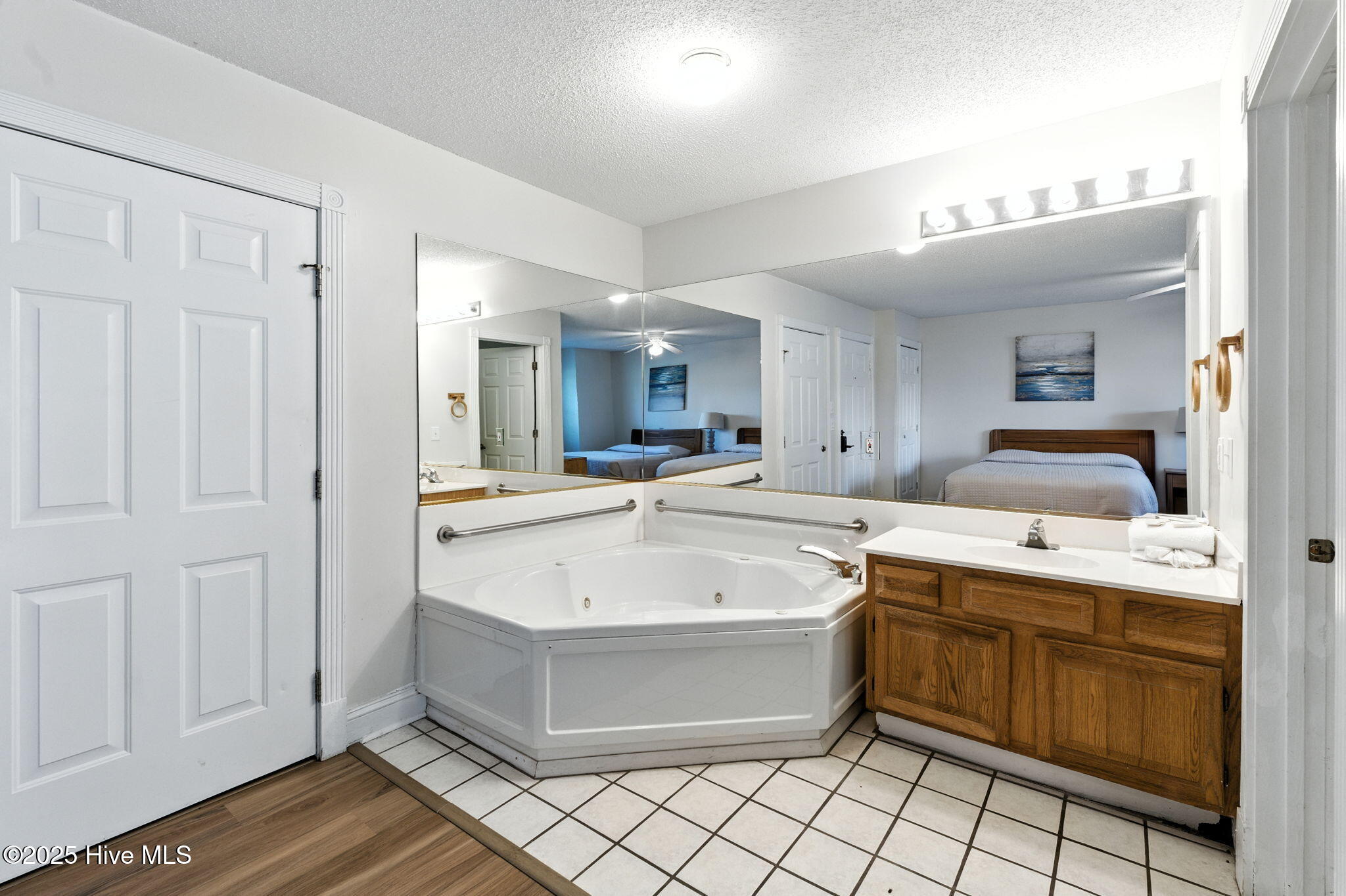 100527104 | Photo 14