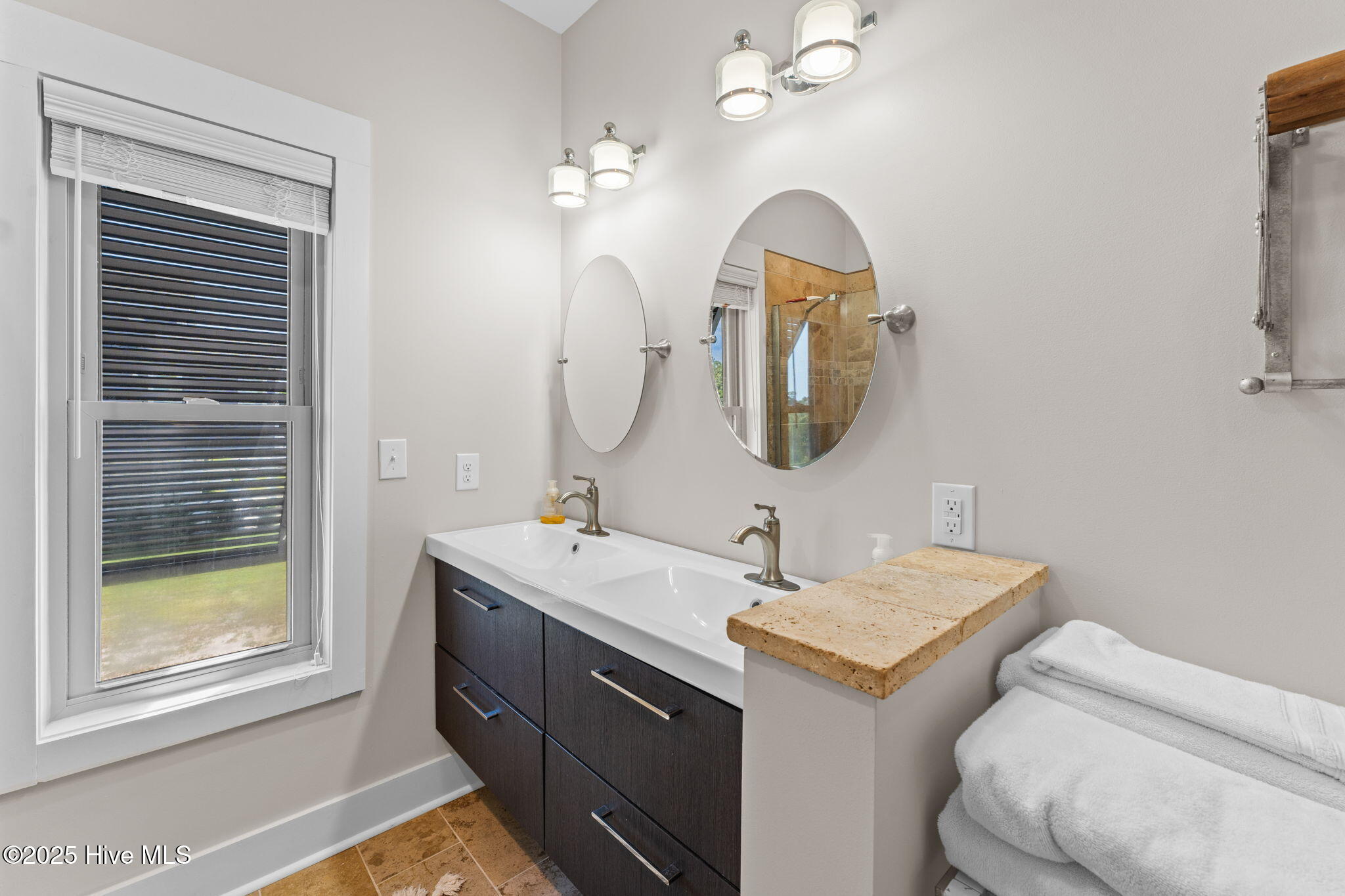 100514865 | Photo 42