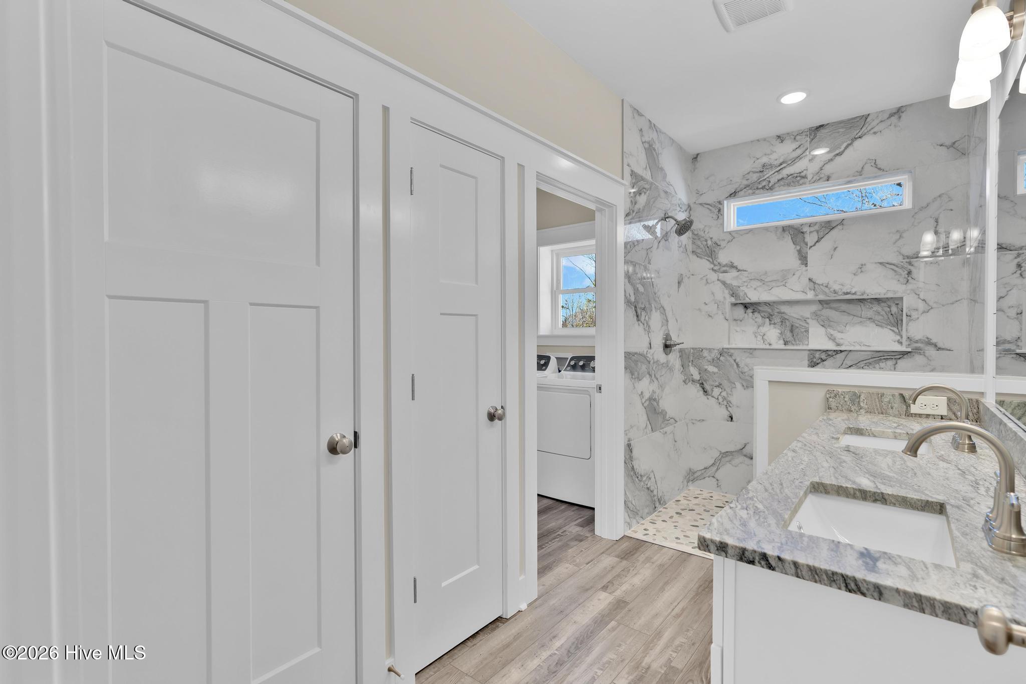 100547277 | Photo 21