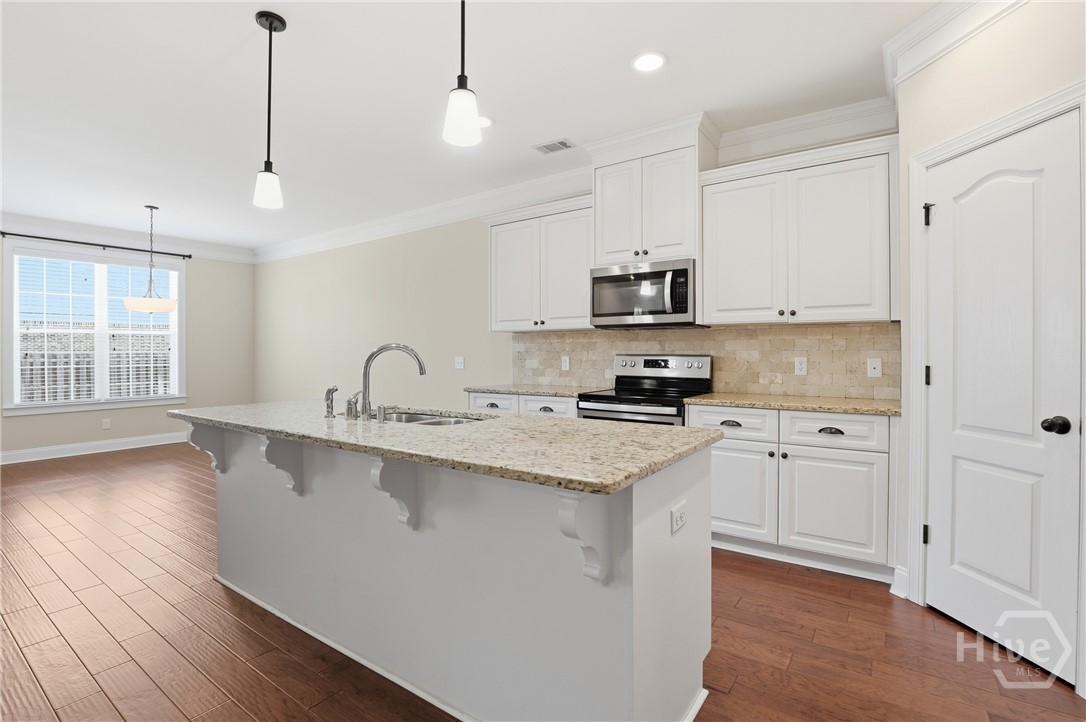 Kitchen Island
(not staged)