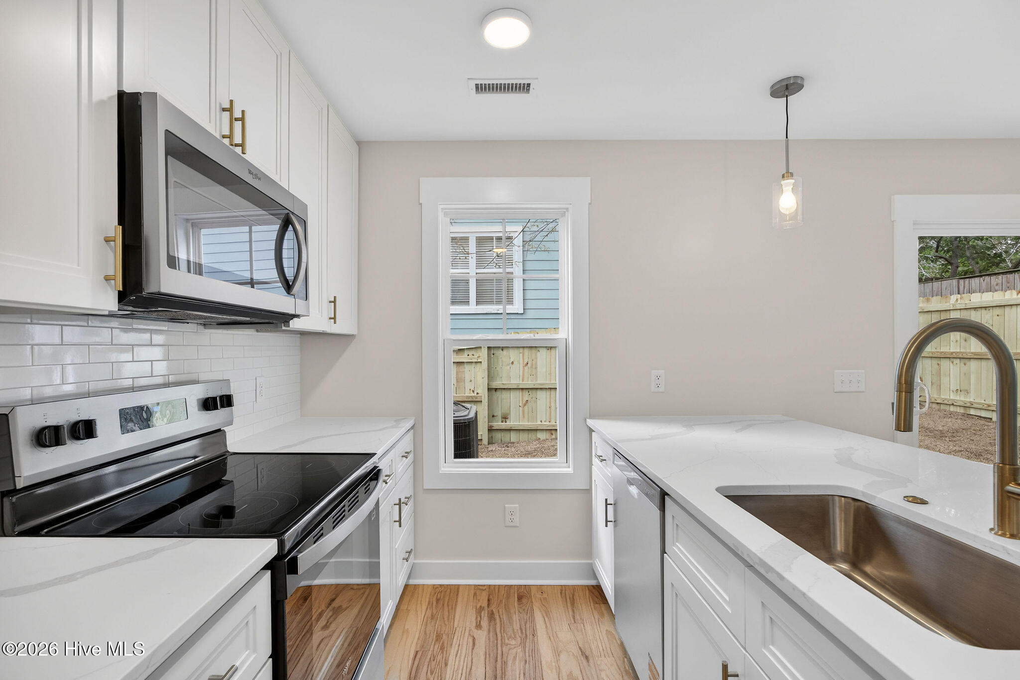 100542142 | Photo 16