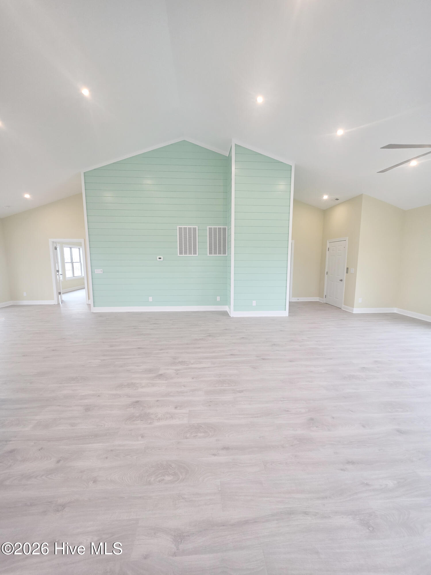 100535825 | Photo 20