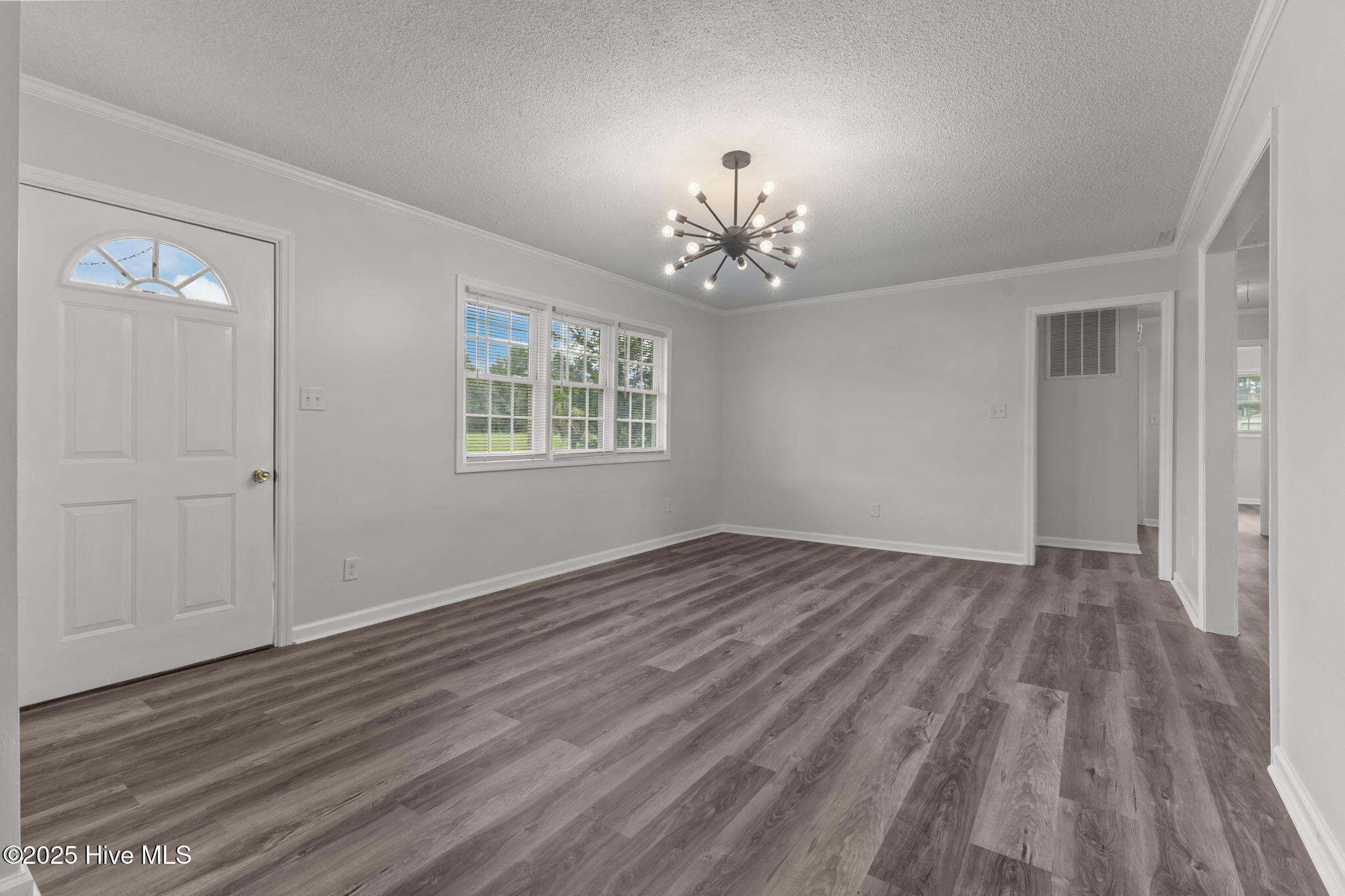 100526515 | Photo 11