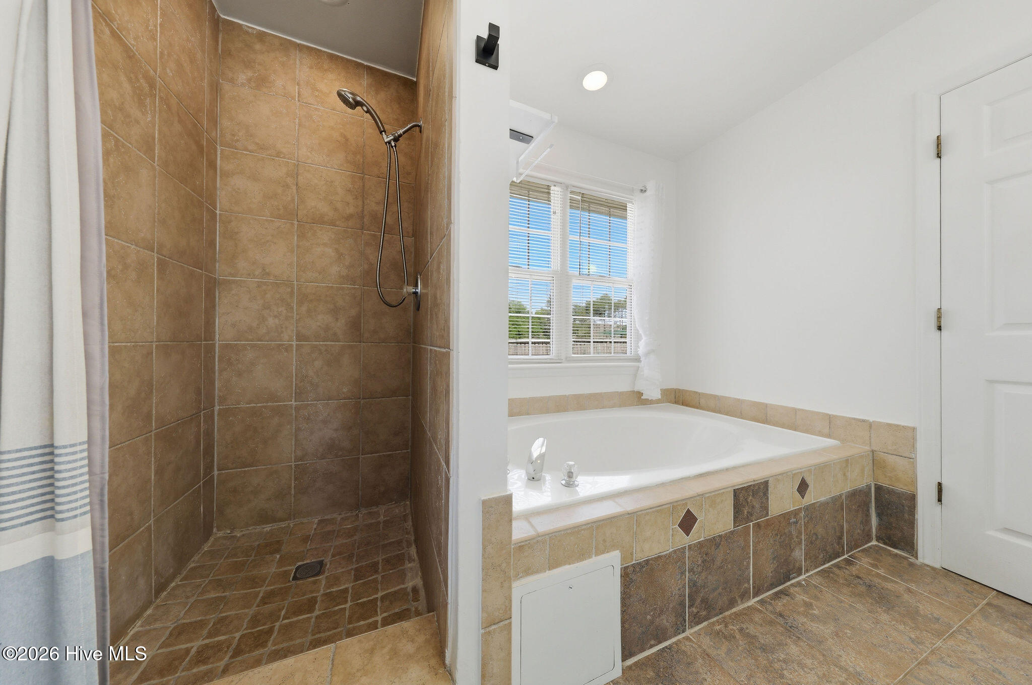 100568972 | Photo 28