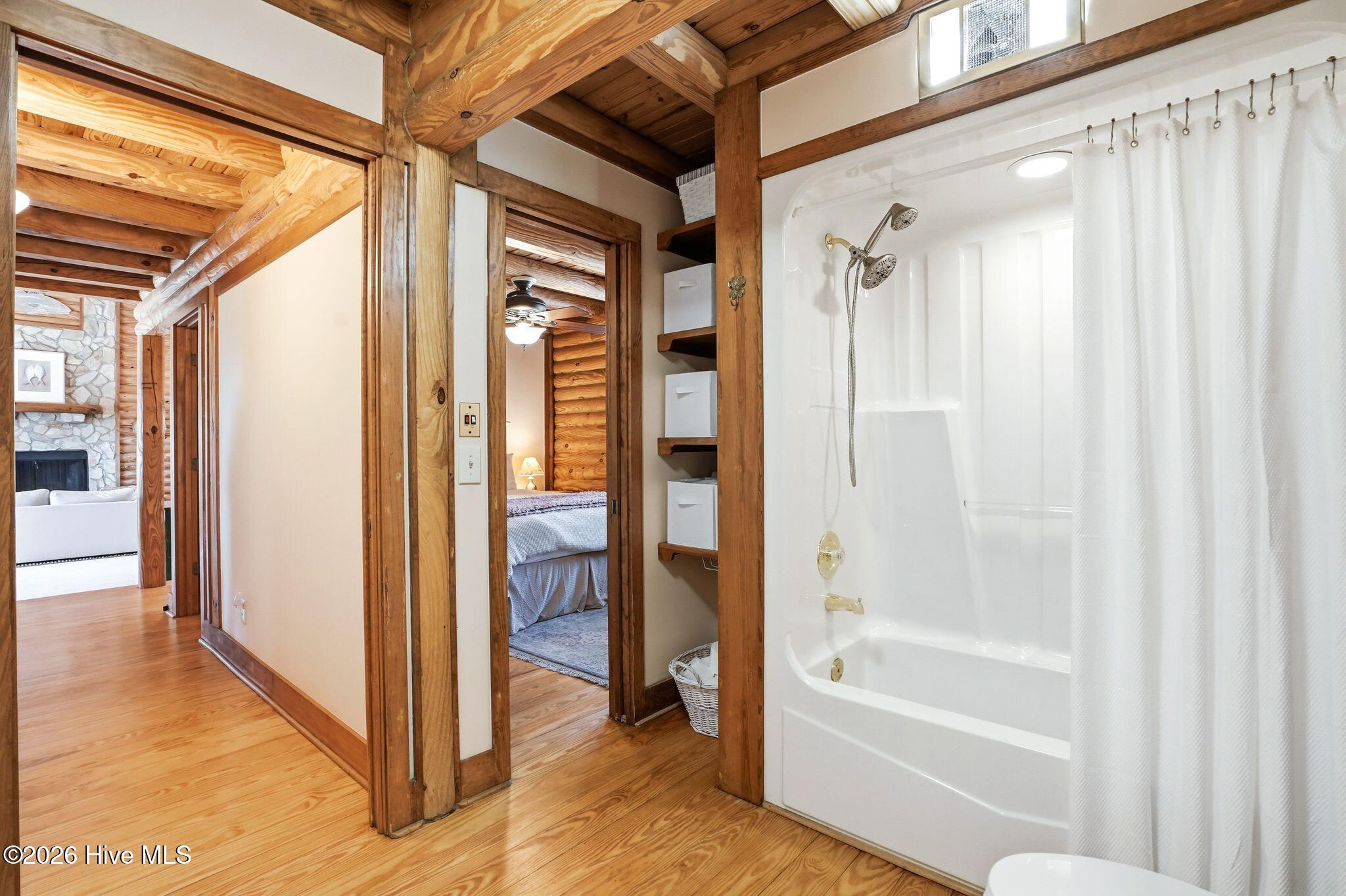 100565055 | Photo 32