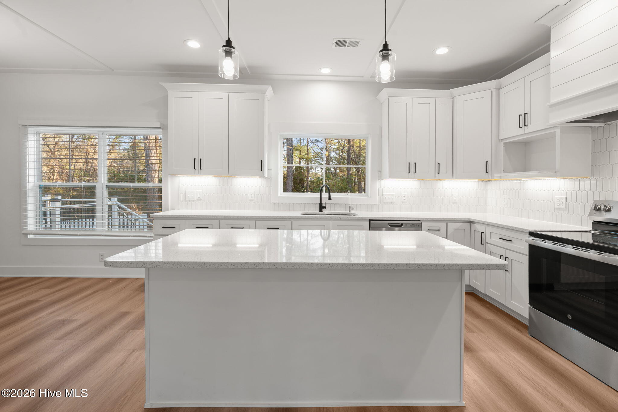 100562670 | Photo 11