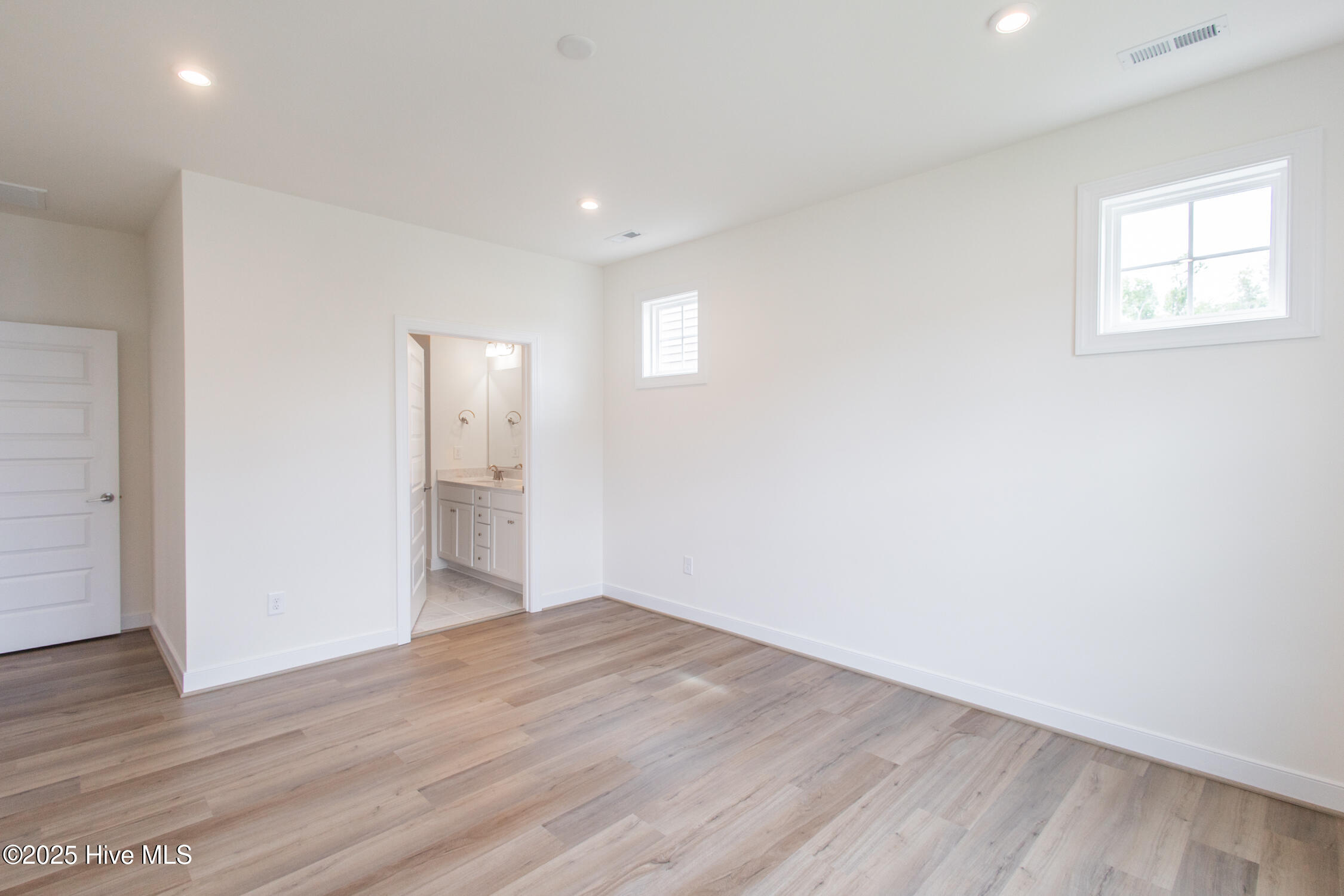 100545627 | Photo 12