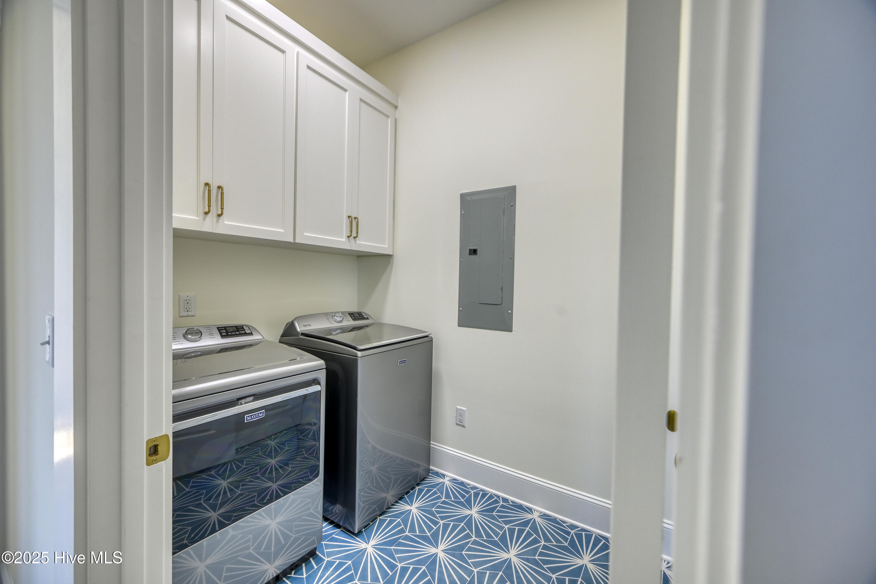 100516070 | Photo 45