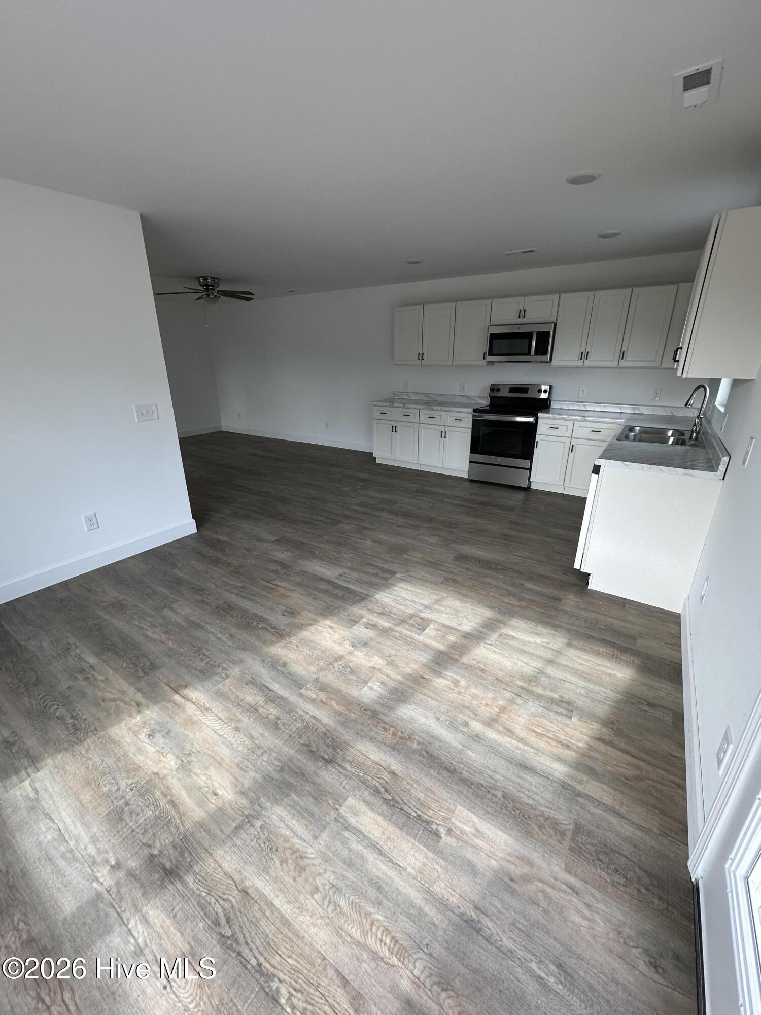 100569947 | Photo 12