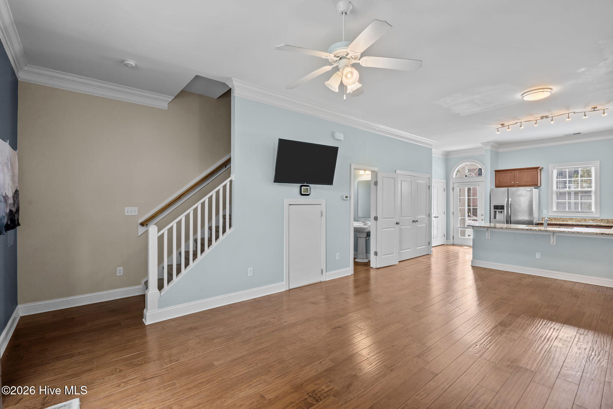 100560490 | Photo 10