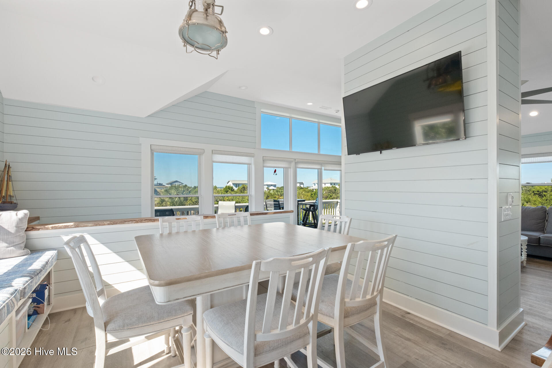 100556120 | Photo 51