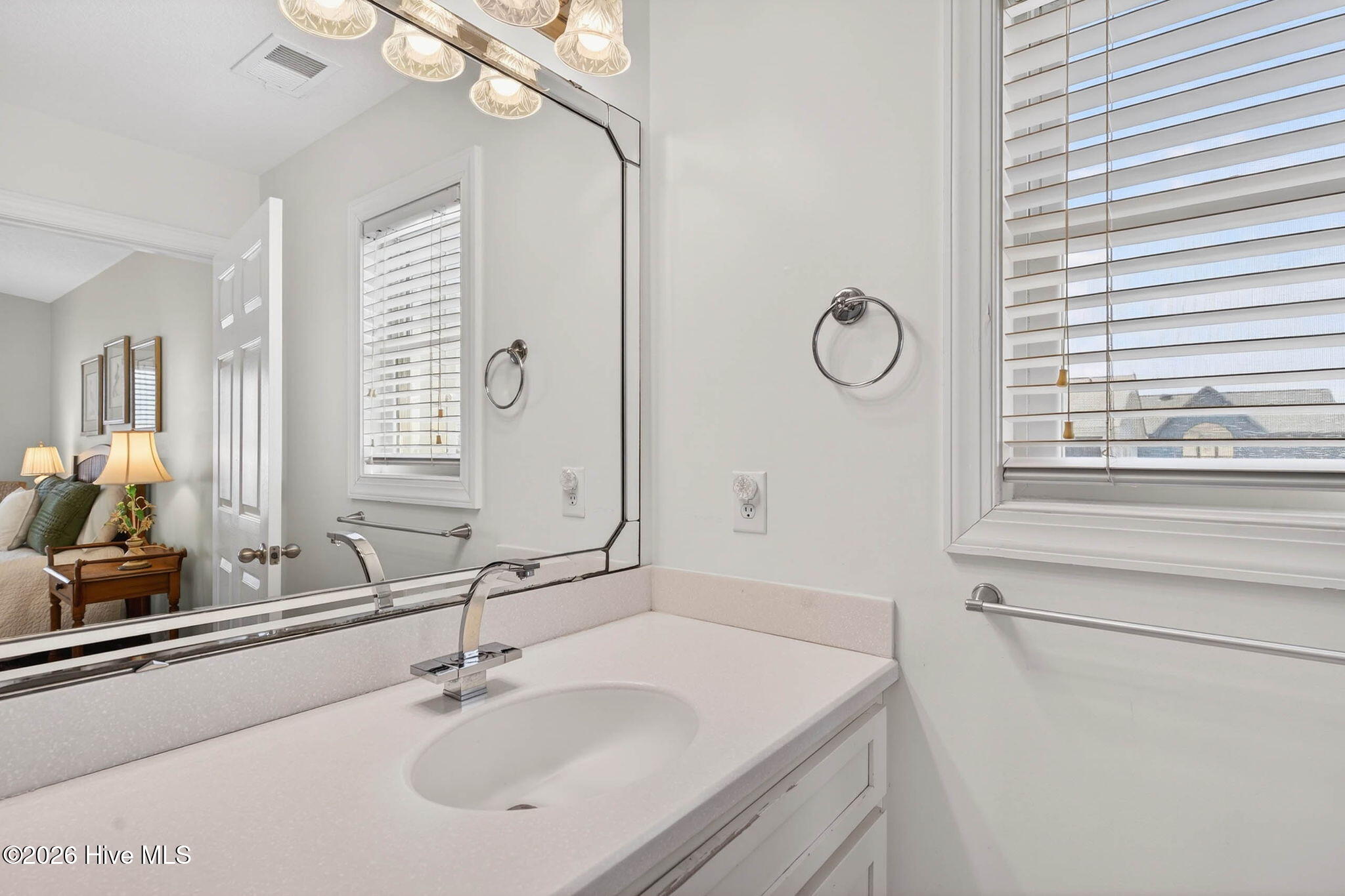 100563244 | Photo 38