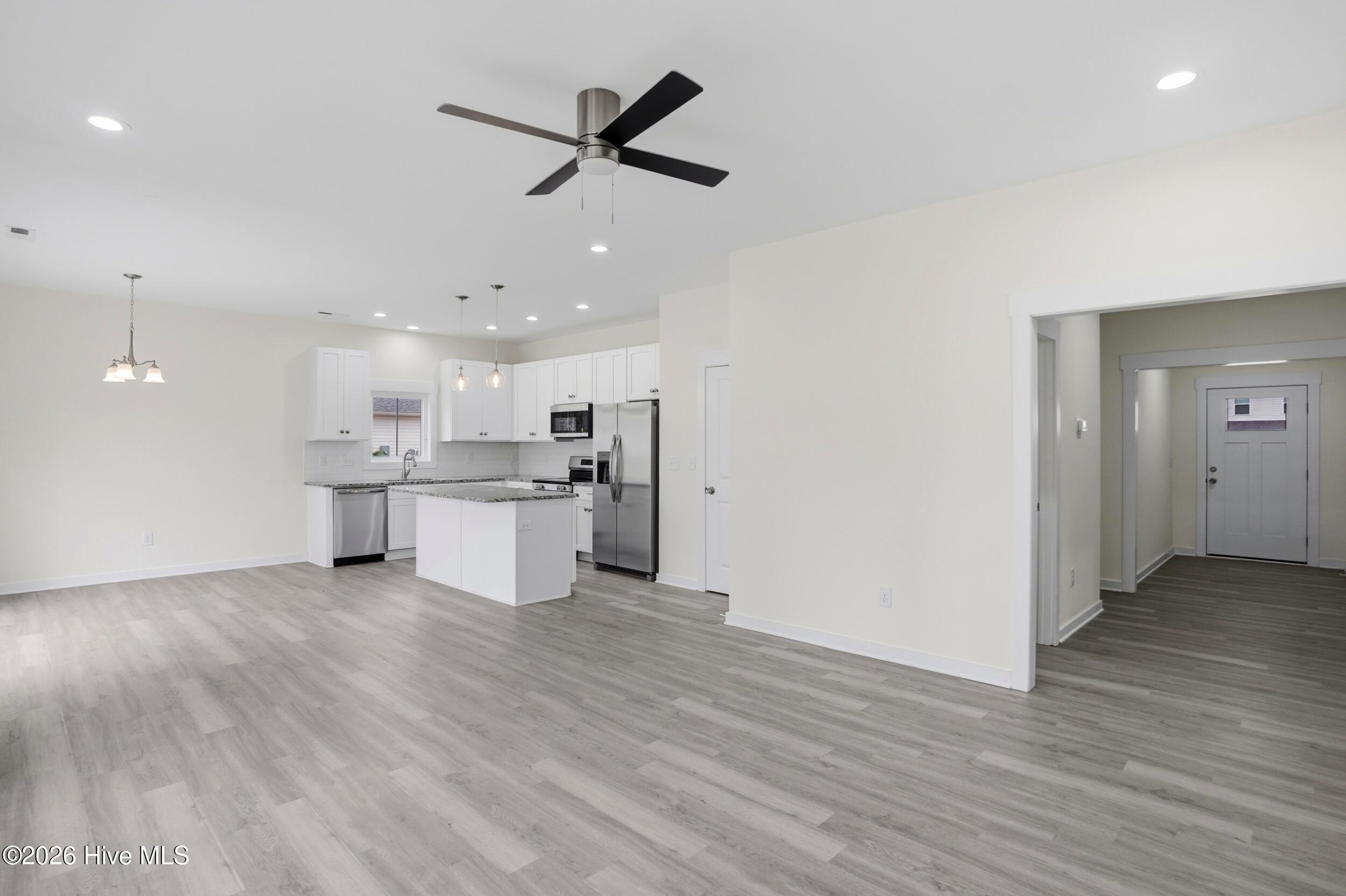 100558346 | Photo 14