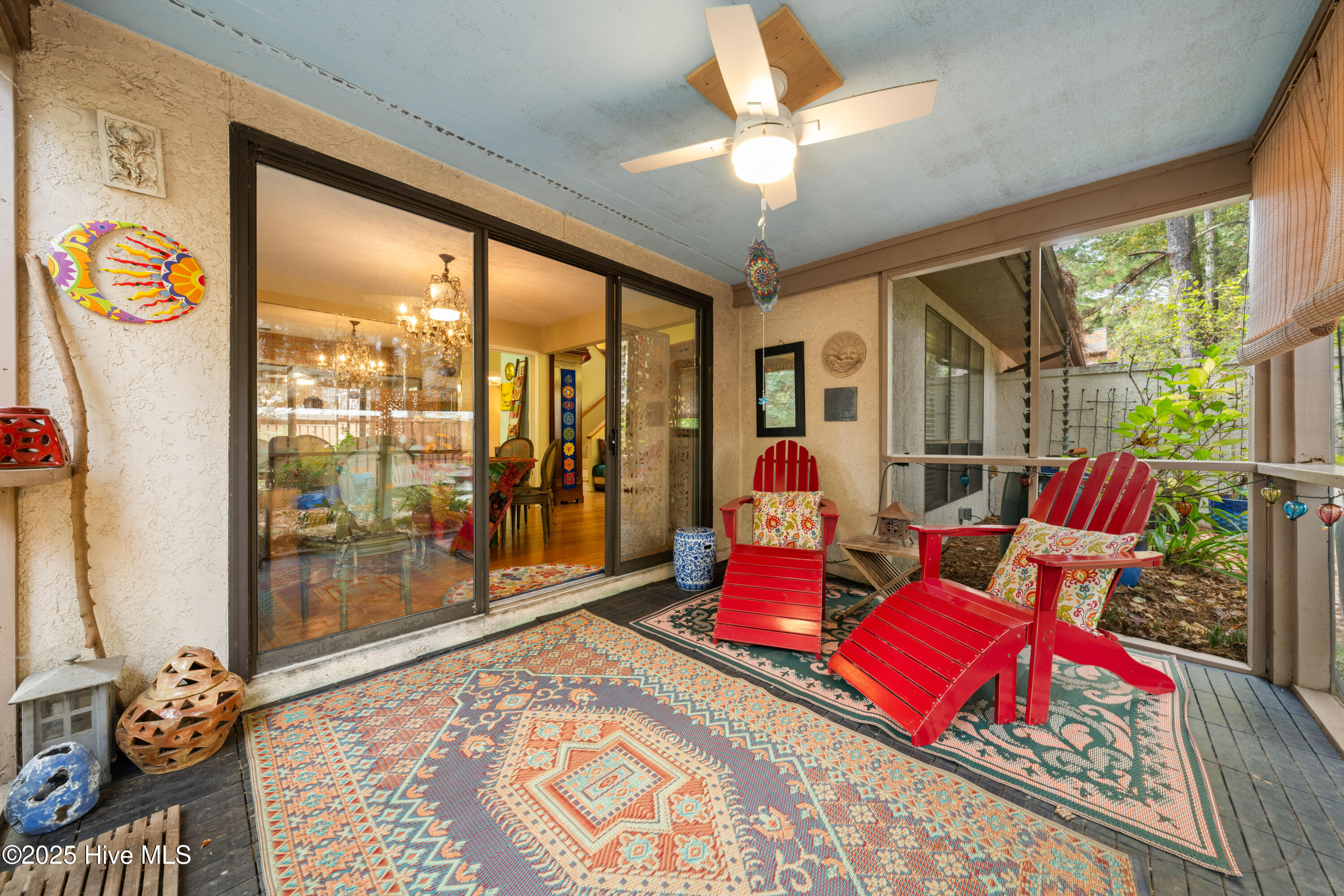 100543776 | Photo 34